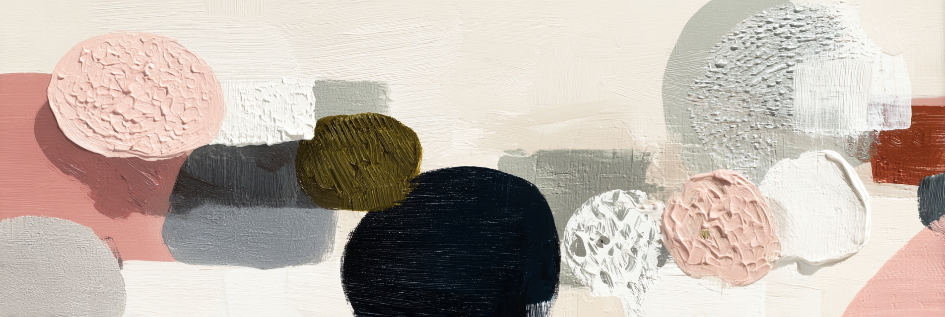 Skandenavisch Abstrakte Malerei Mit Texturierten Kreisen Und Formen In Sanften Farben | Skandinavisch | Einrichtungsstile