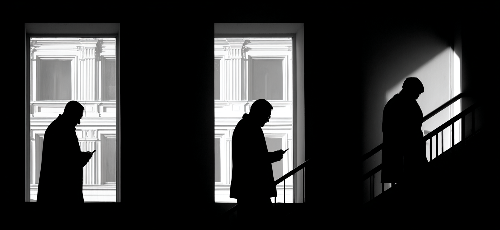 Drei F Figuren Mit Handys Vor Fenstern Schatten Und Licht | Schwarz Weiss | Farbenwelten
