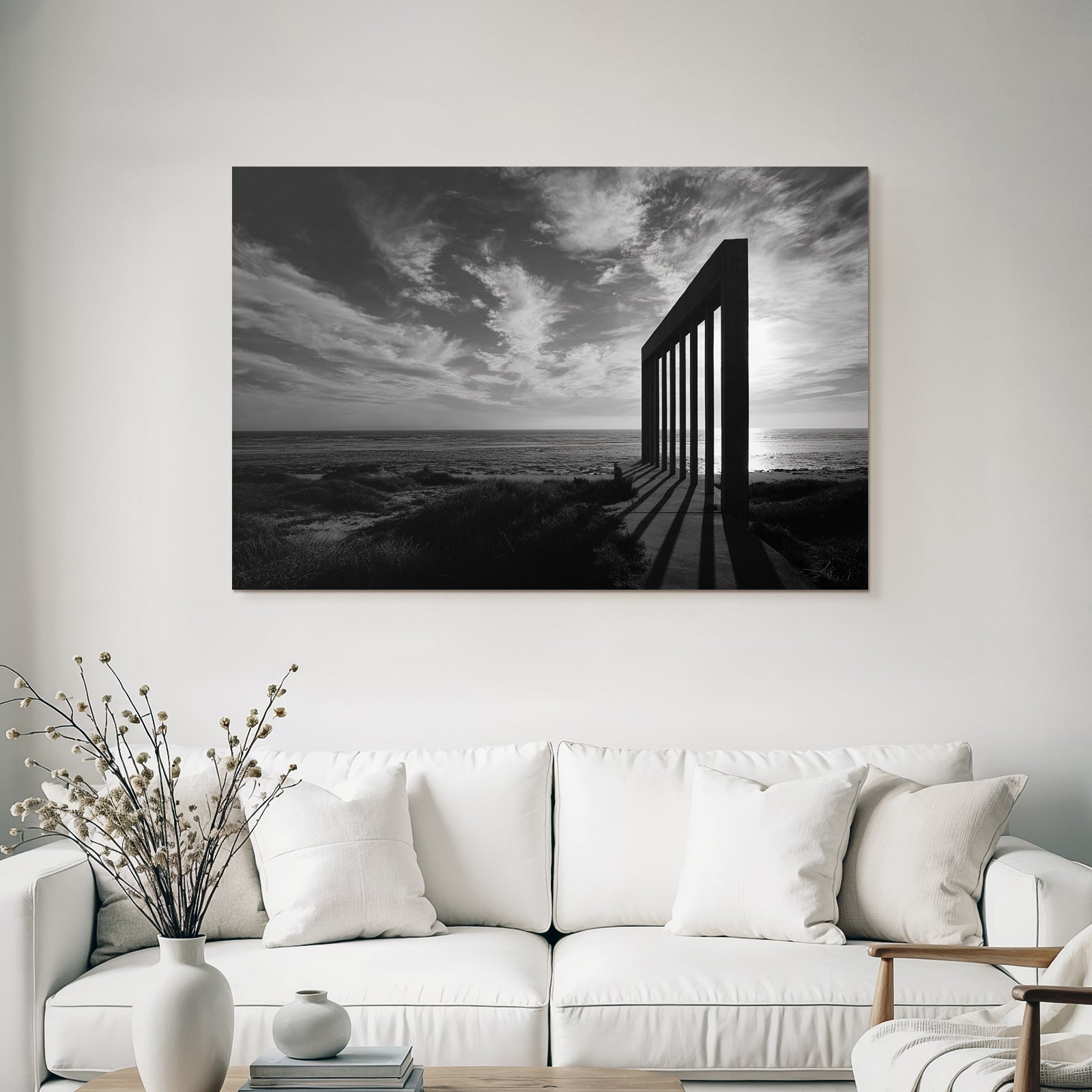 Schwarze Und Weisse Fotografie Von Säule Mit Himmel Und Meer Hintergrund