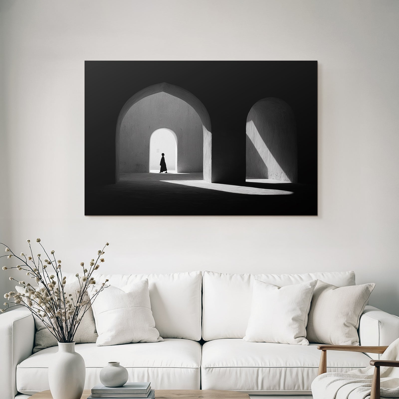 Silhoütte Einer Person Die Durch Architektonischen Raum Geht