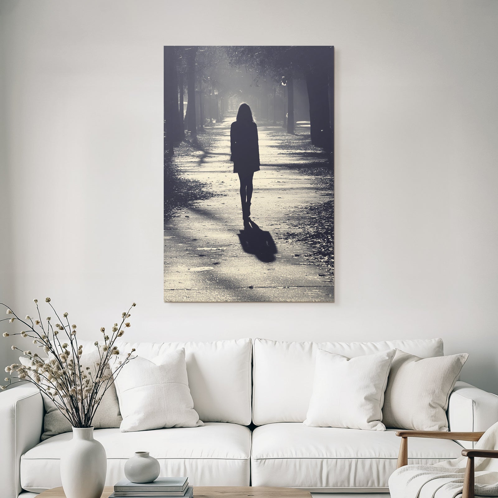 Silhouette Einer Frau In Herbstlicher Baumallee