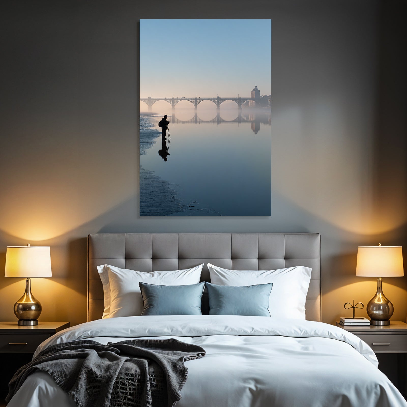 Silhouette Eines Fotografen Vor Spiegelnder Bruecke Im Dunst