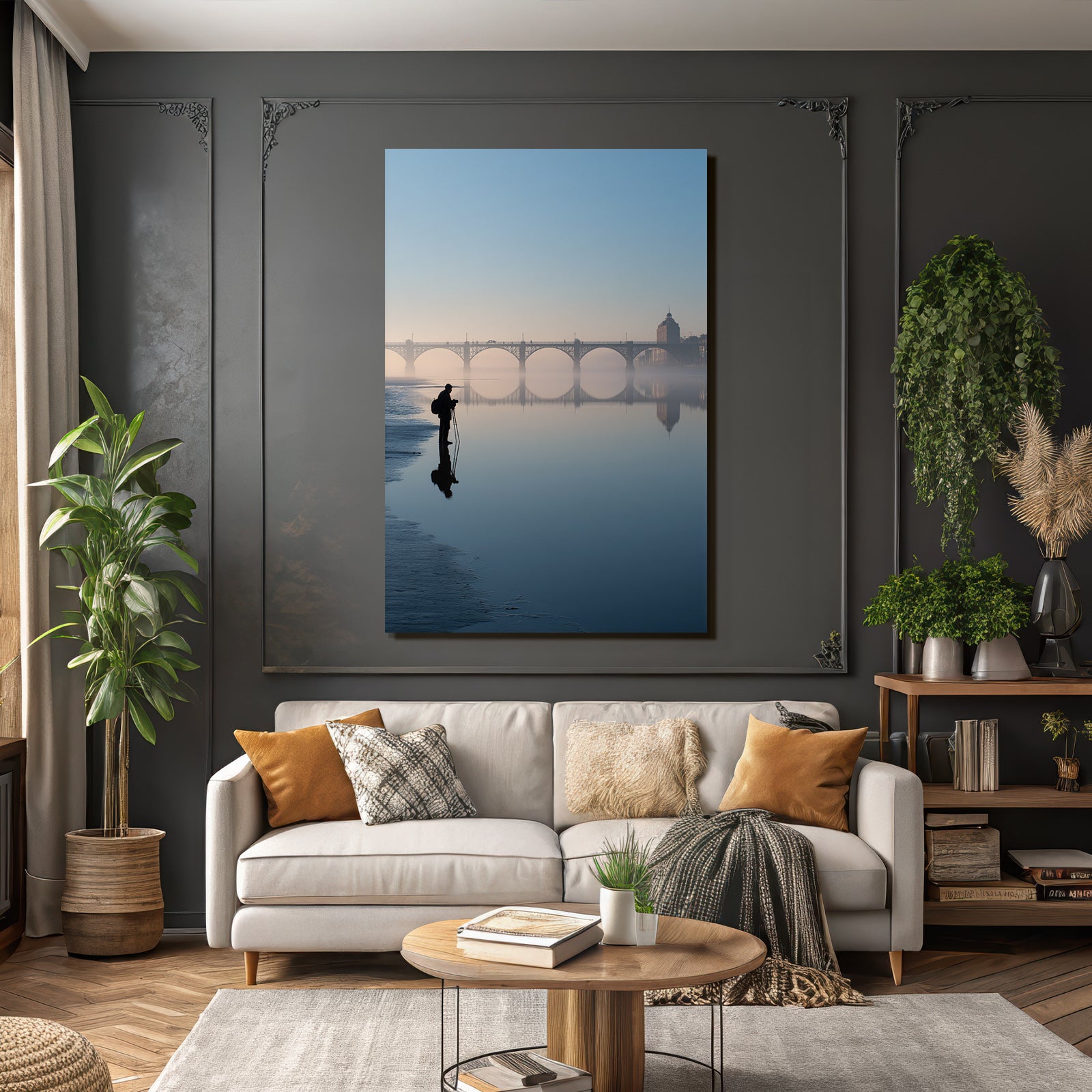 Silhouette Eines Fotografen Vor Spiegelnder Bruecke Im Dunst