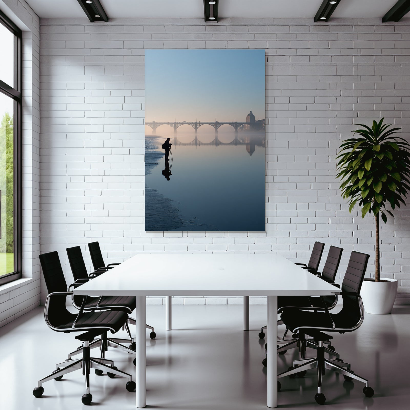 Silhouette Eines Fotografen Vor Spiegelnder Bruecke Im Dunst