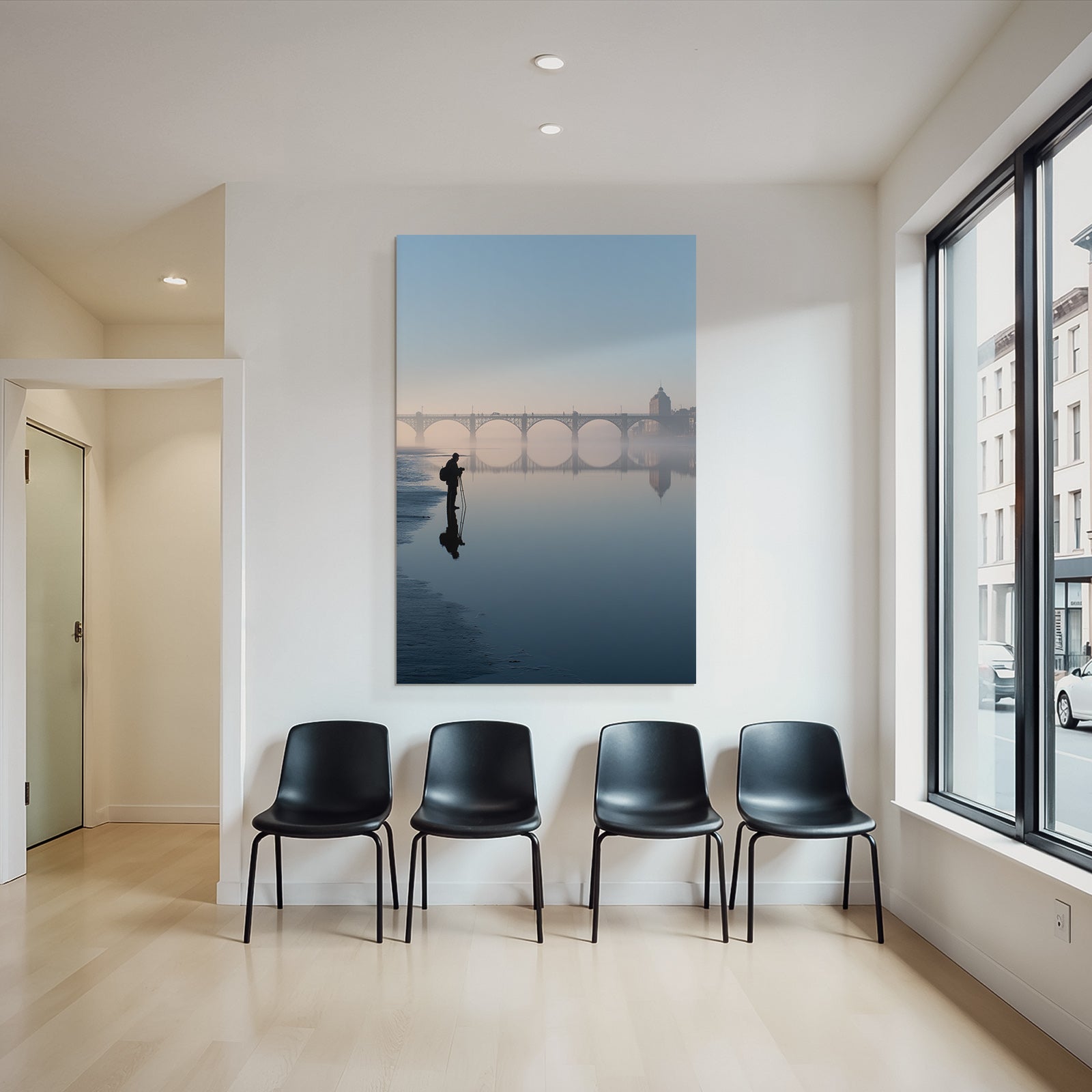 Silhouette Eines Fotografen Vor Spiegelnder Bruecke Im Dunst