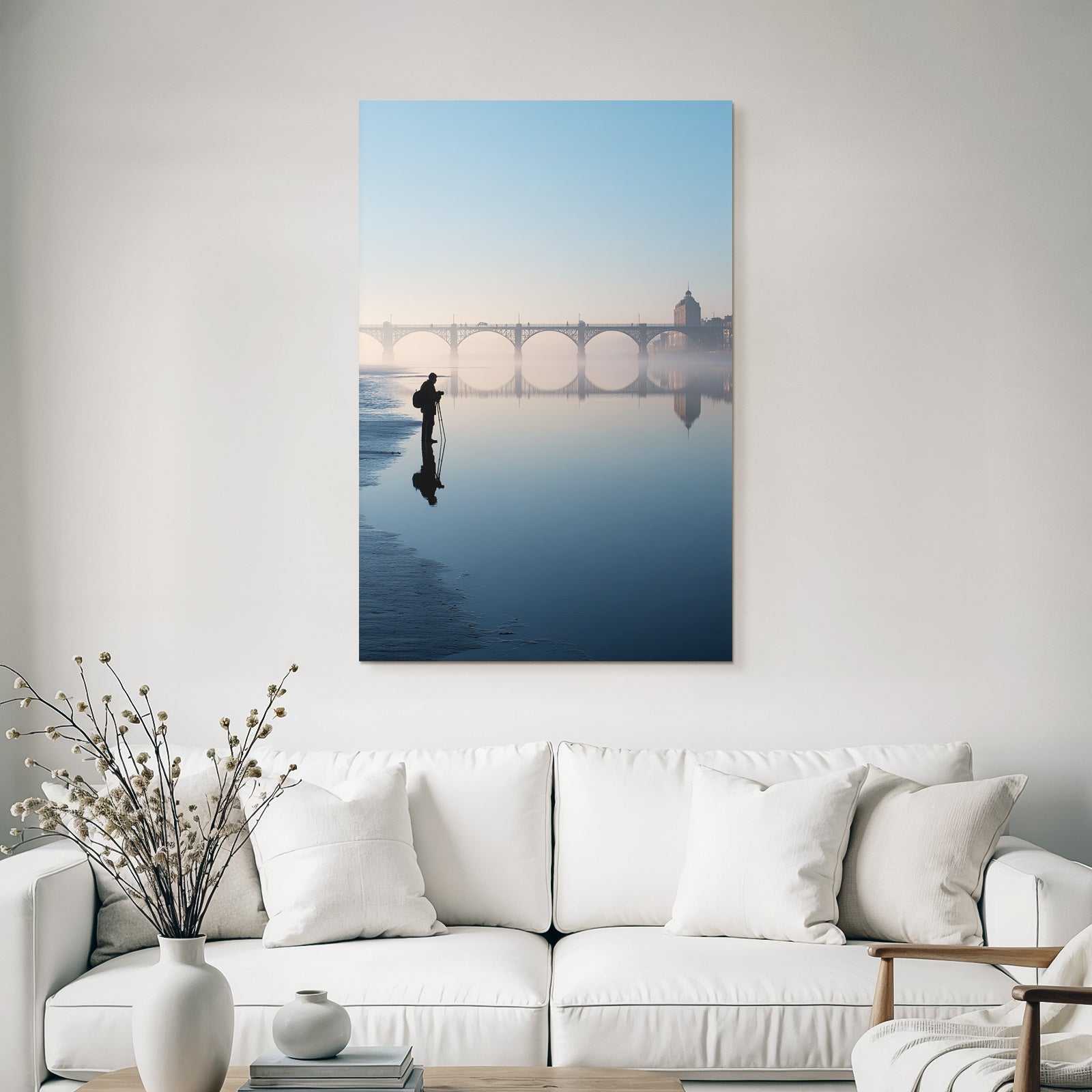 Silhouette Eines Fotografen Vor Spiegelnder Bruecke Im Dunst