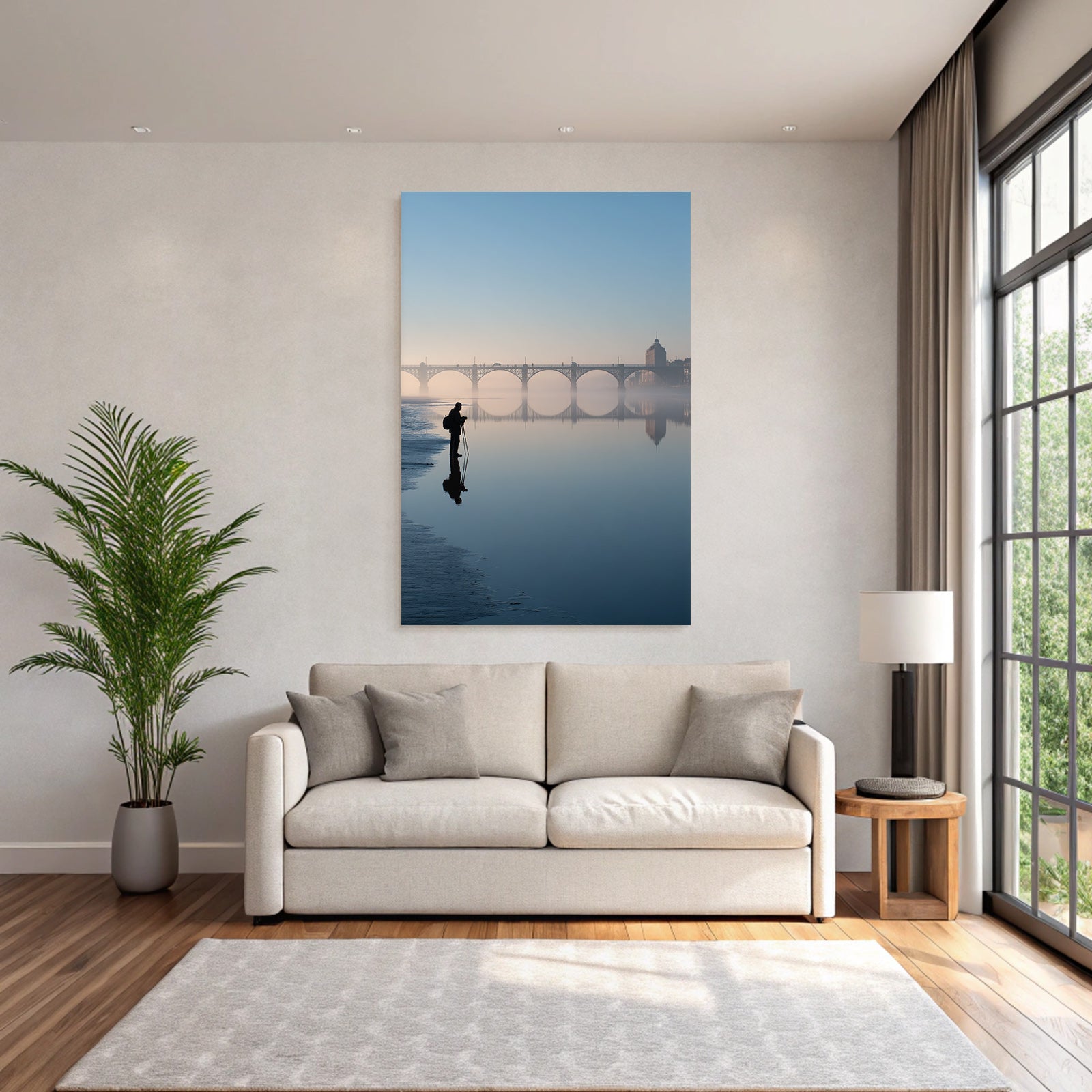 Silhouette Eines Fotografen Vor Spiegelnder Bruecke Im Dunst