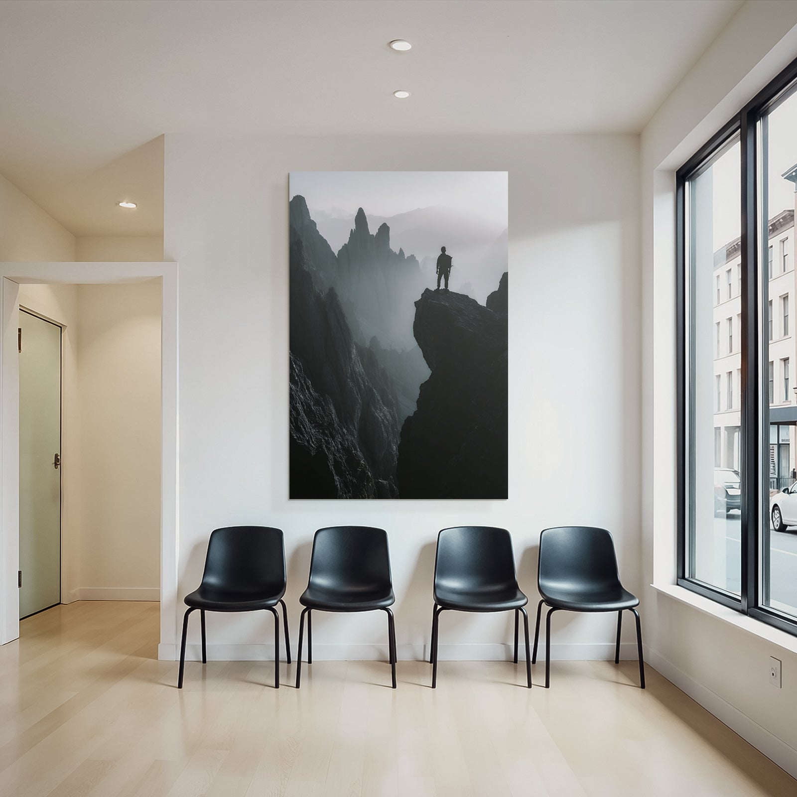 Silhouette Einer Person Auf Einer Klippe Mit Berglandschaft Im Nebel