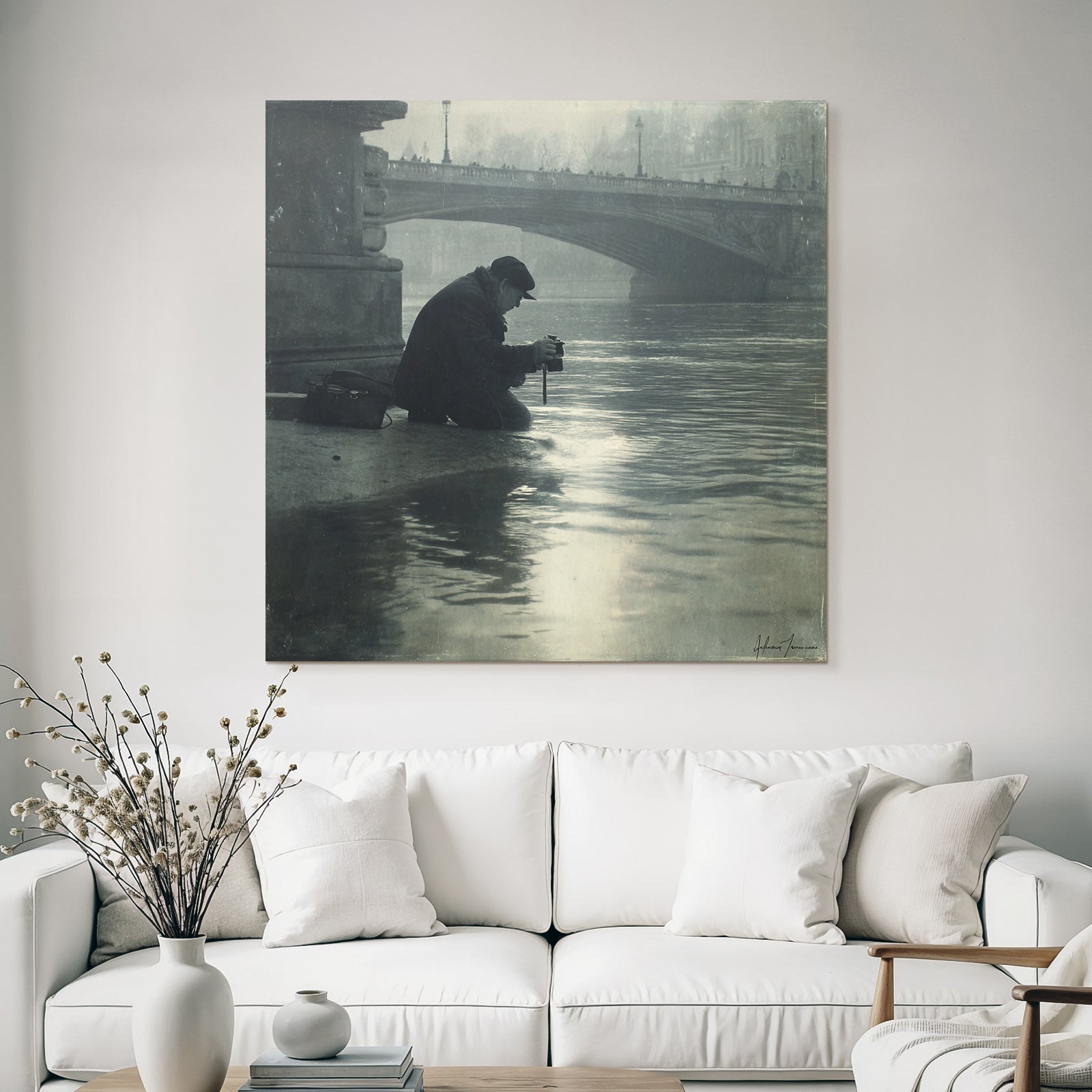 Schwarzweiß Person Am Fluß Brücke Im Hintergrund