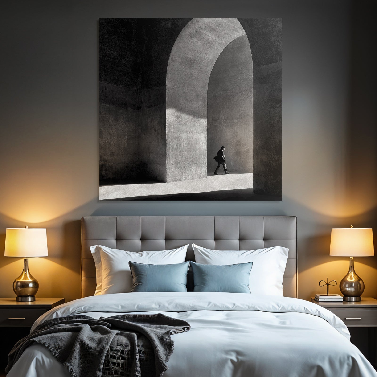 Schwarzweißfoto Person In Gewölbe Mit Licht Und Schatten