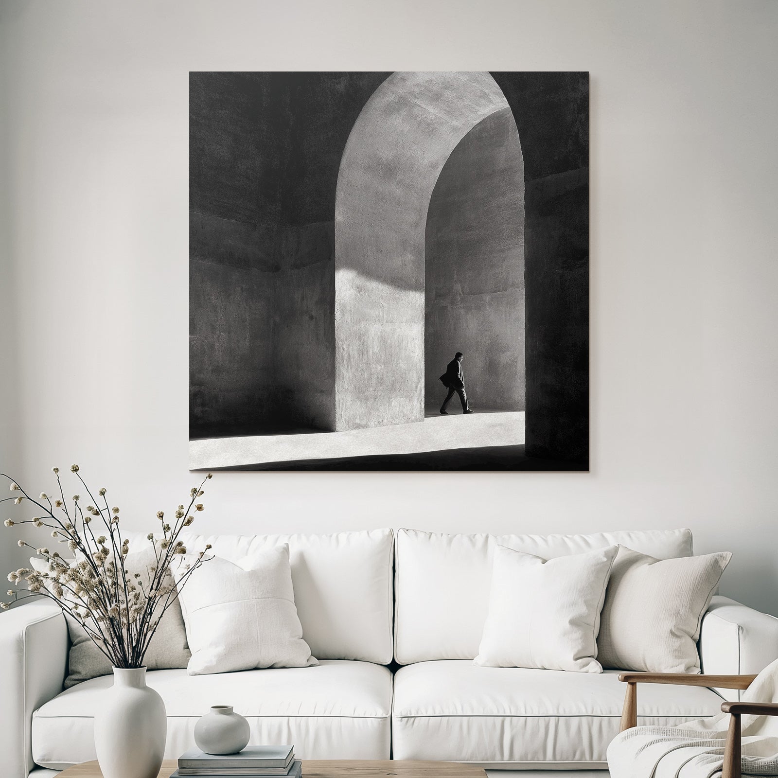 Schwarzweißfoto Person In Gewölbe Mit Licht Und Schatten