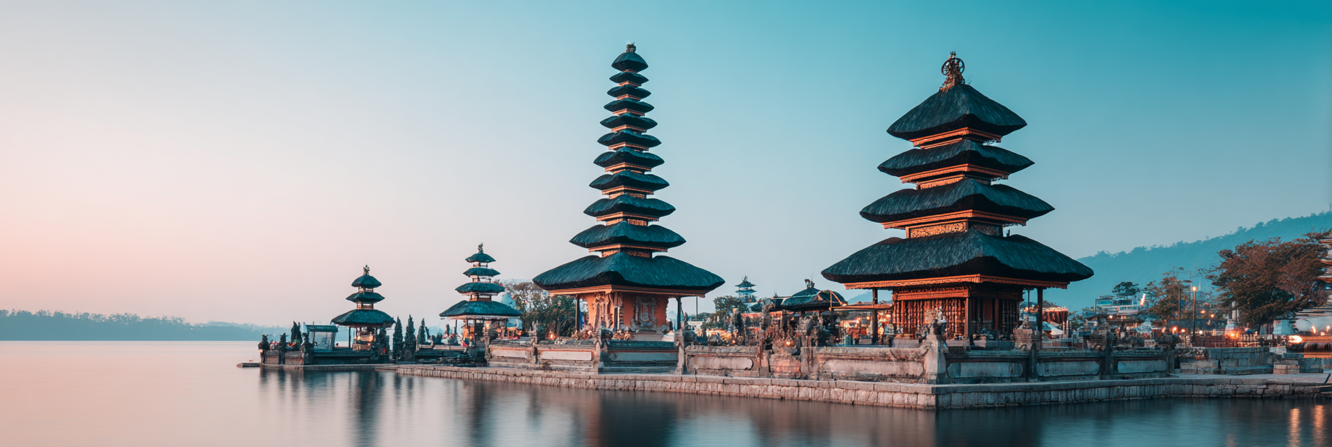 Balinesischer Tempelkomplex Am Wasser Bei Dämmerung | Asien | Laender und Reisen