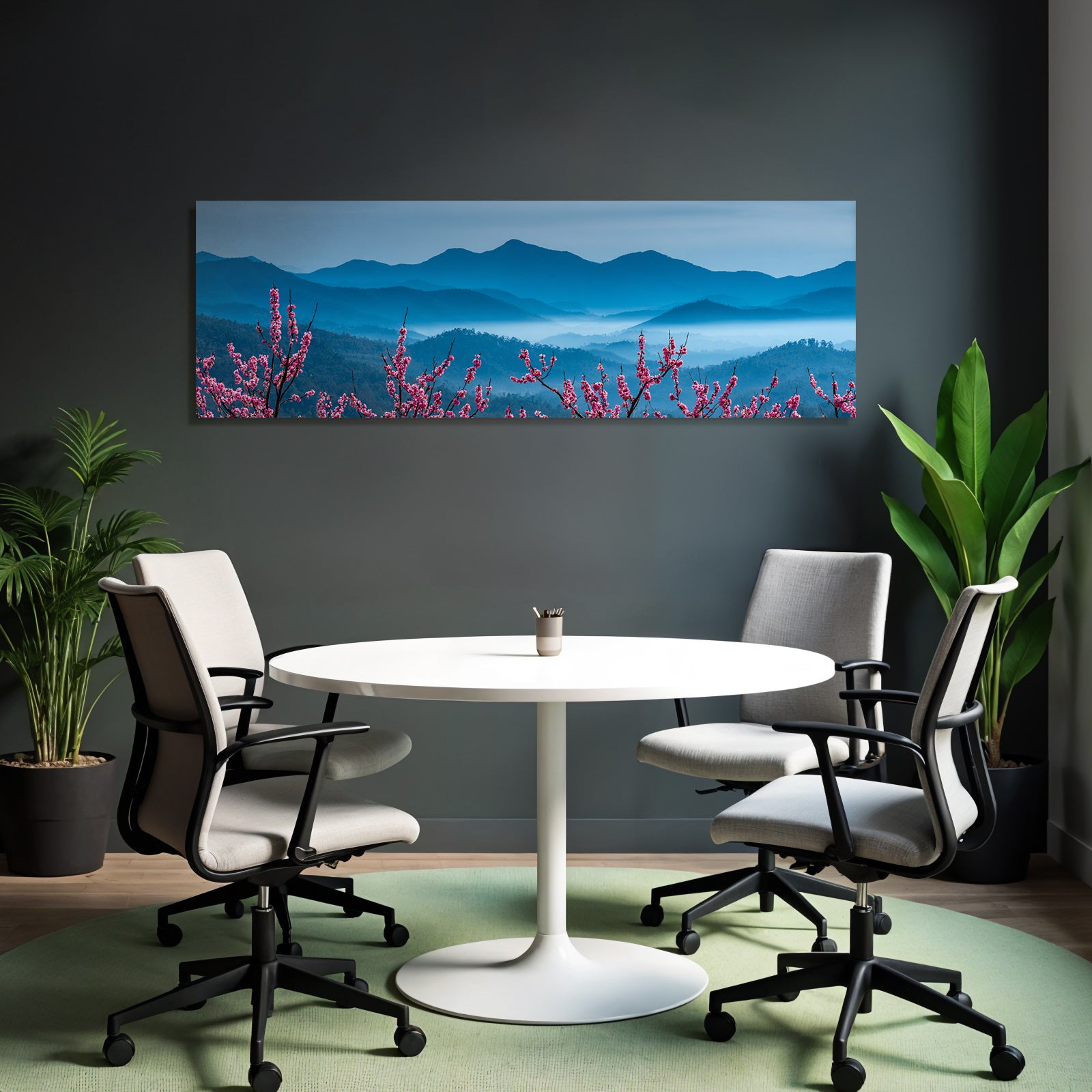 Frühling In Den Bergen Mit Rosa Blüten Und Nebel