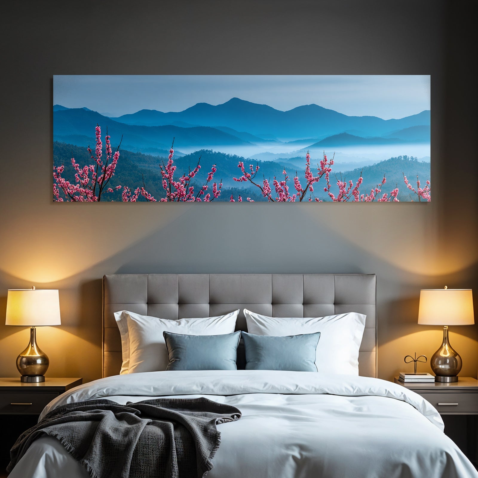 Frühling In Den Bergen Mit Rosa Blüten Und Nebel