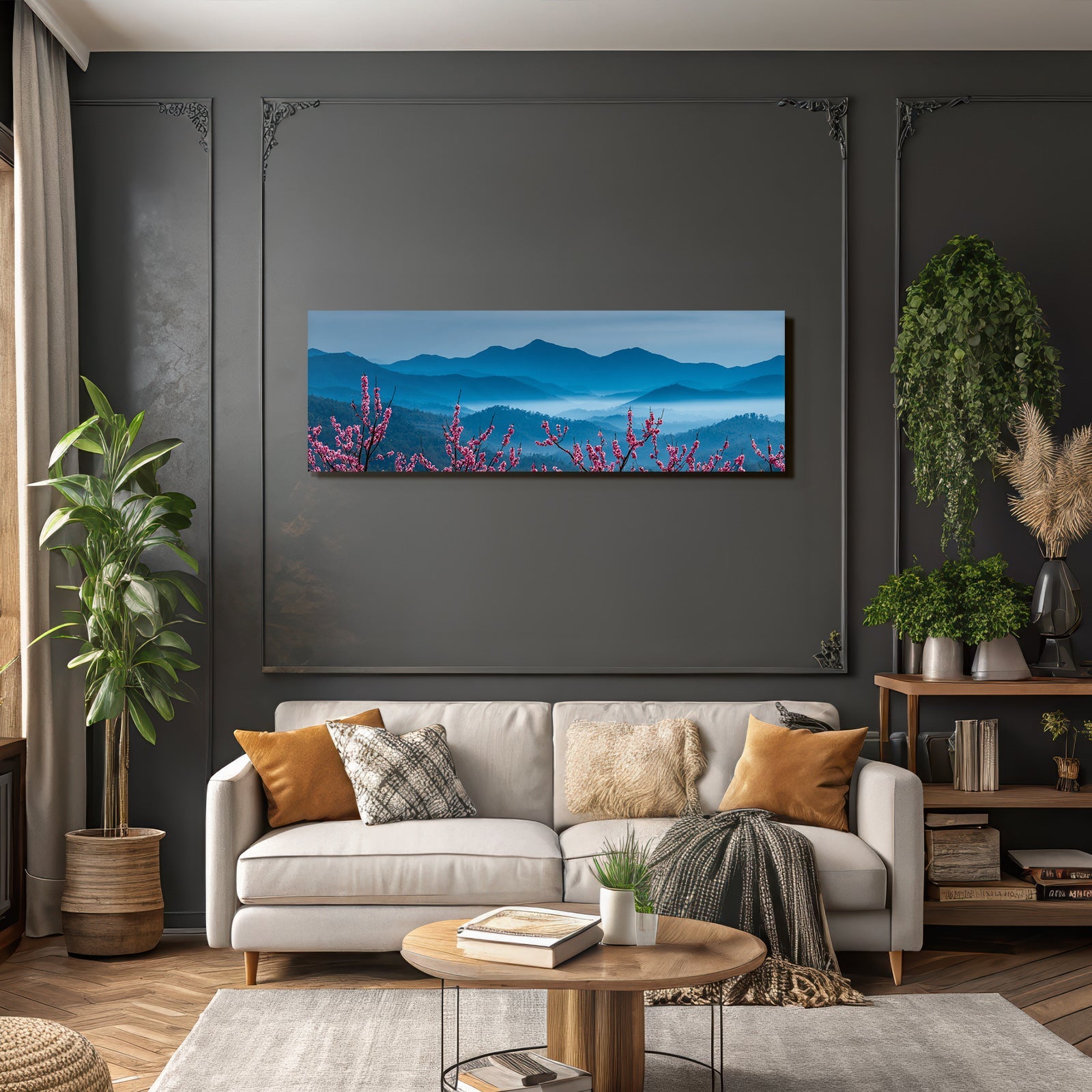 Frühling In Den Bergen Mit Rosa Blüten Und Nebel