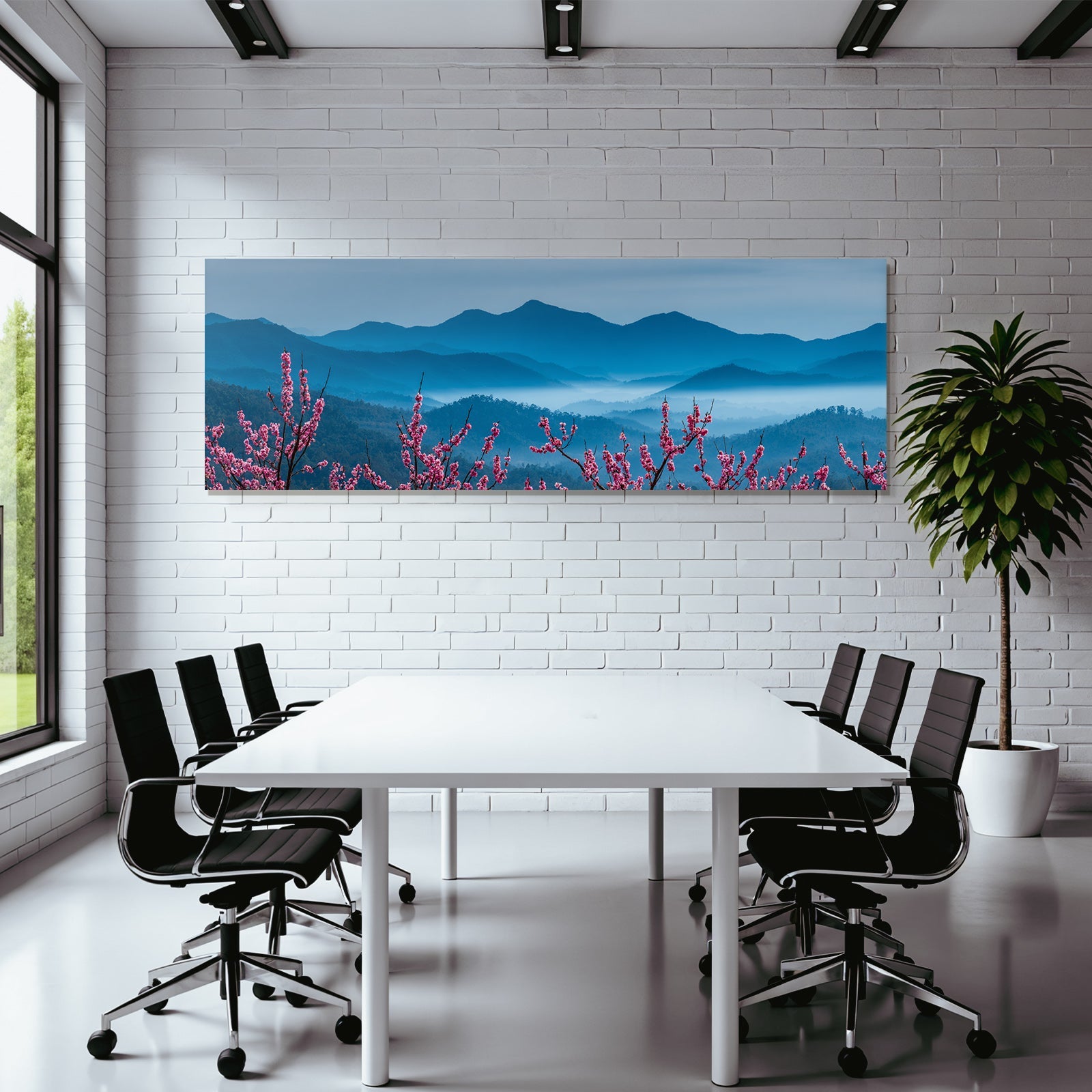 Frühling In Den Bergen Mit Rosa Blüten Und Nebel