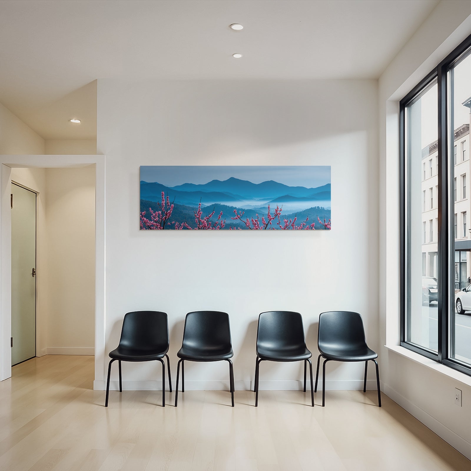 Frühling In Den Bergen Mit Rosa Blüten Und Nebel