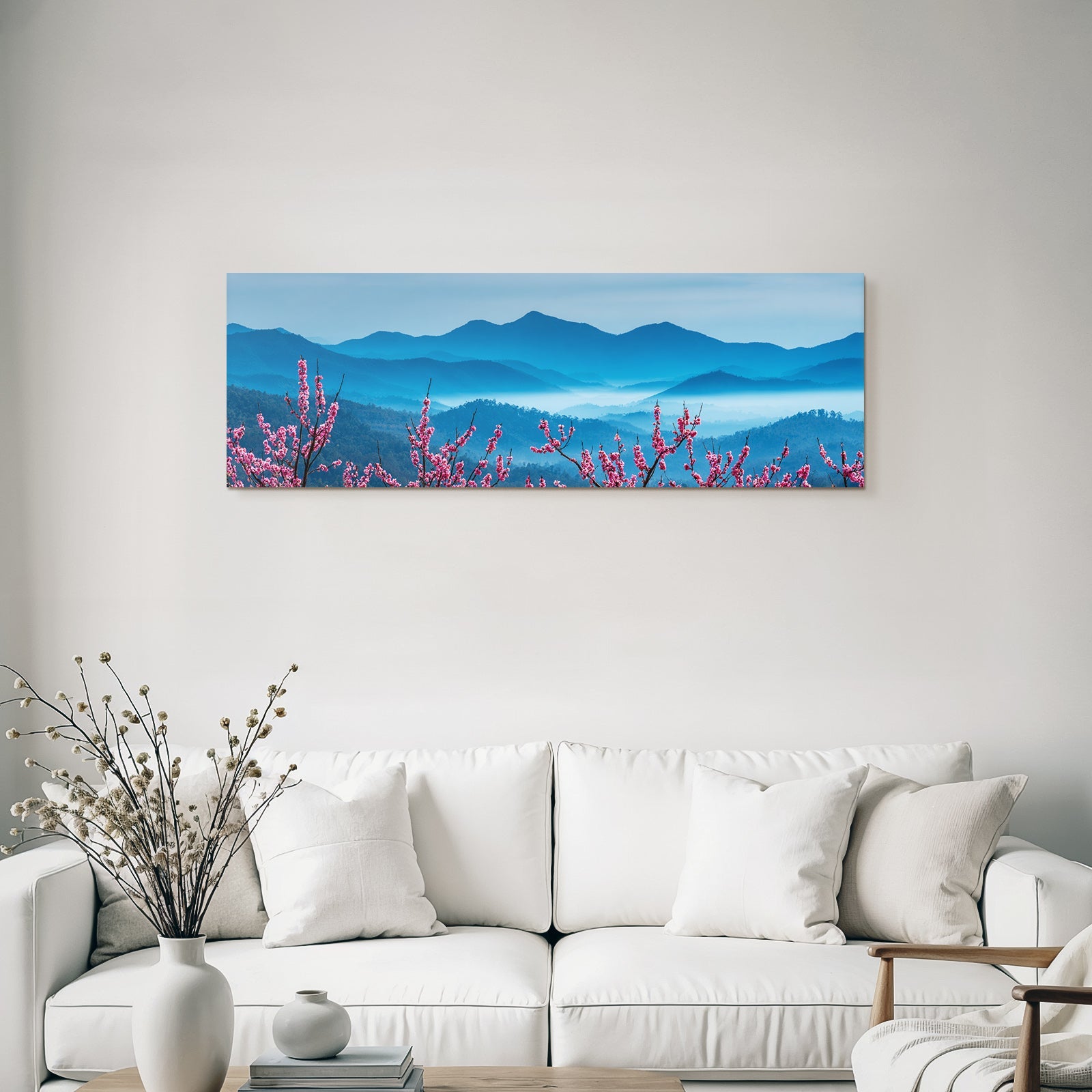 Frühling In Den Bergen Mit Rosa Blüten Und Nebel