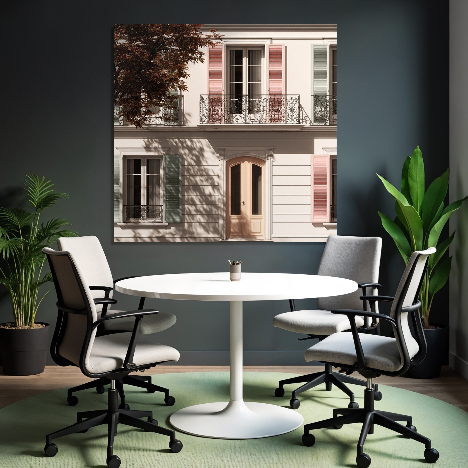 Klassische Hausfassade Mit Balkonen Pastellfarbenen Fensterläden Tür Und Baum