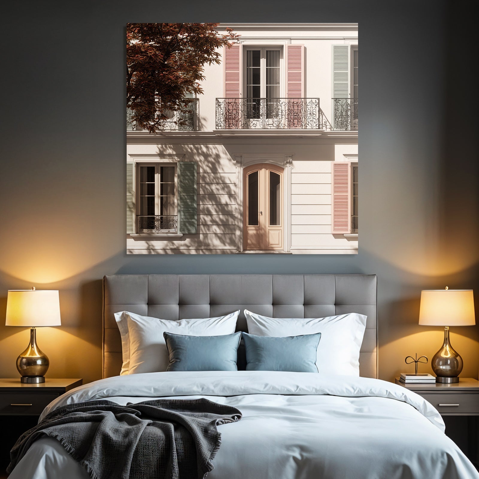 Klassische Hausfassade Mit Balkonen Pastellfarbenen Fensterläden Tür Und Baum