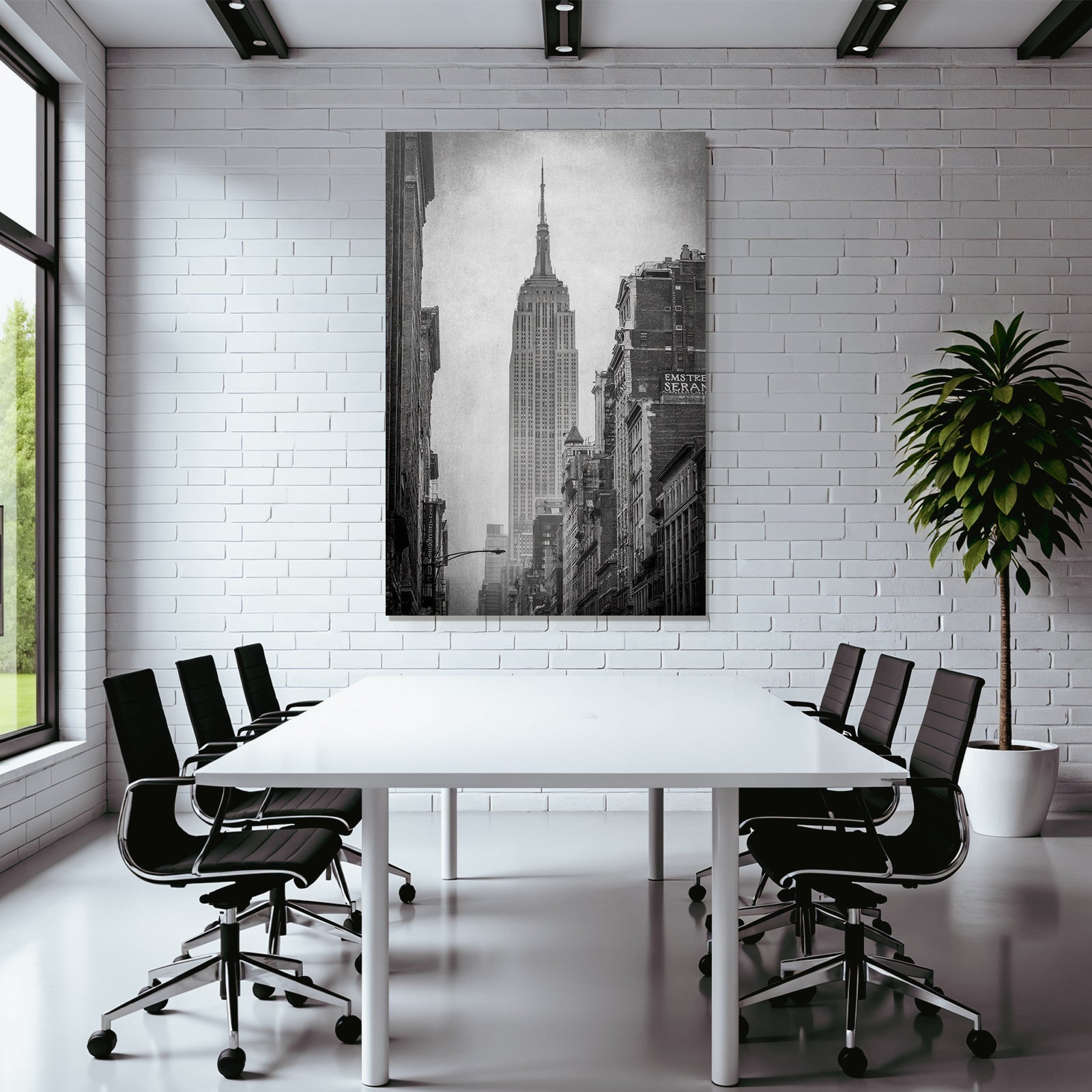 Schwarzweiss Stadtbild Mit Hohem Wolkenkratzer Im Nebel