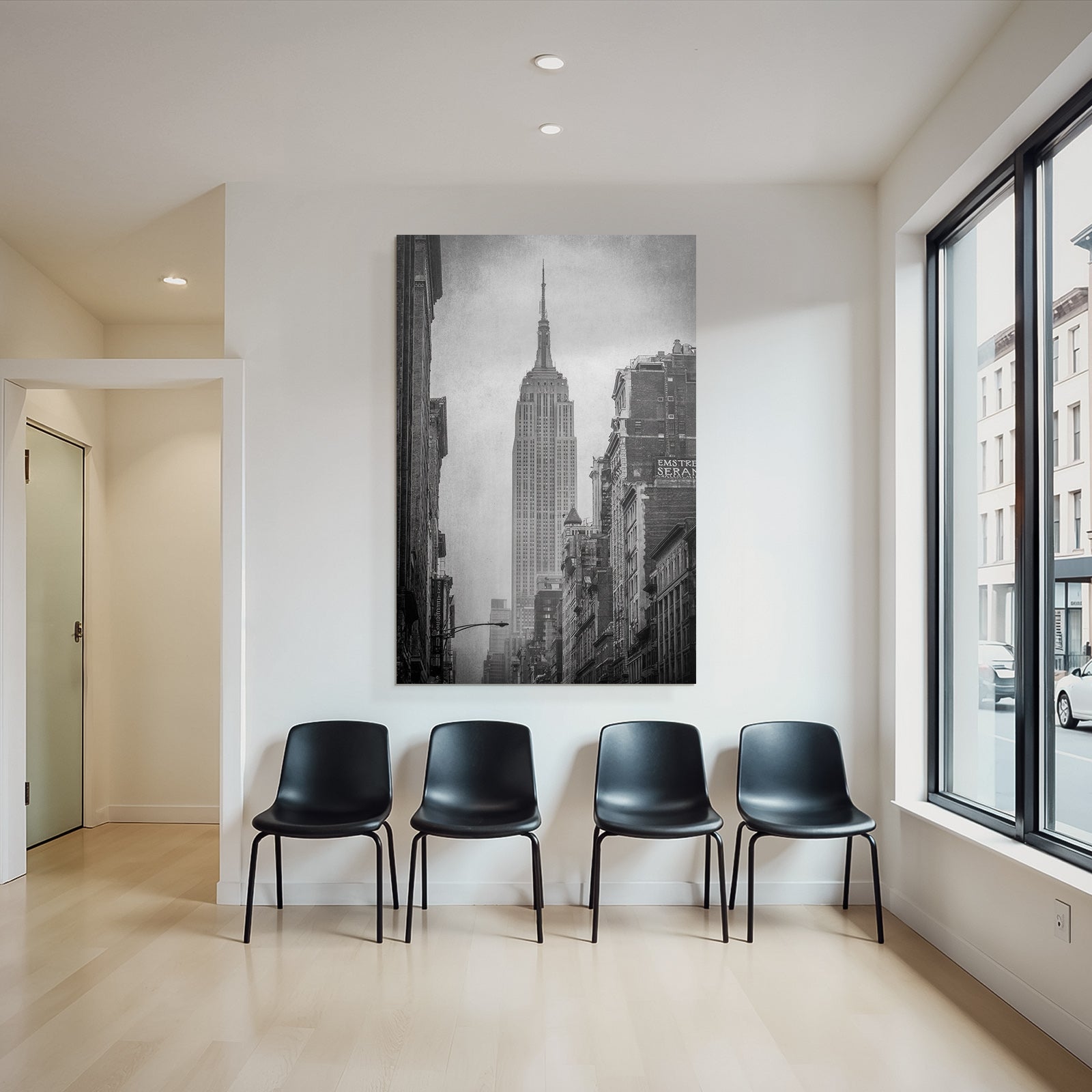 Schwarzweiss Stadtbild Mit Hohem Wolkenkratzer Im Nebel