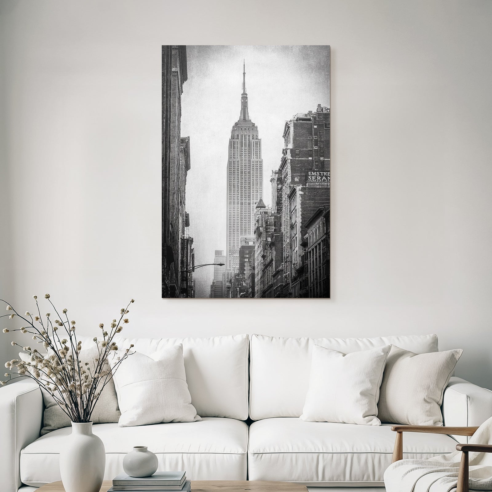 Schwarzweiss Stadtbild Mit Hohem Wolkenkratzer Im Nebel