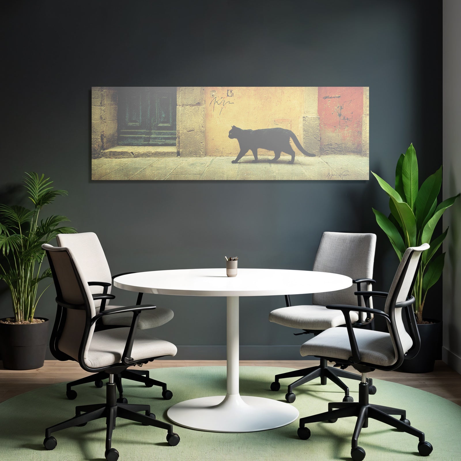 Schwarze Katze Auf Kopfsteinpflaster Vor Alter Tür