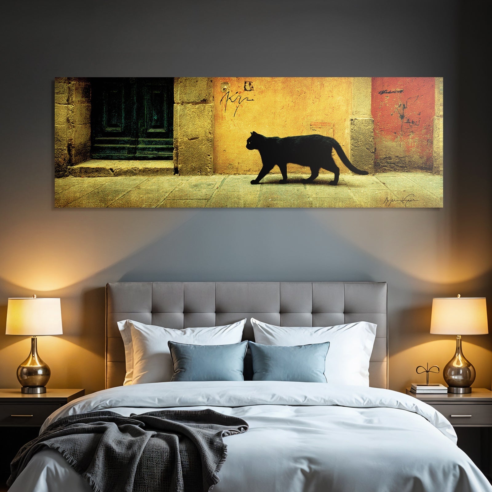 Schwarze Katze Auf Kopfsteinpflaster Vor Alter Tür