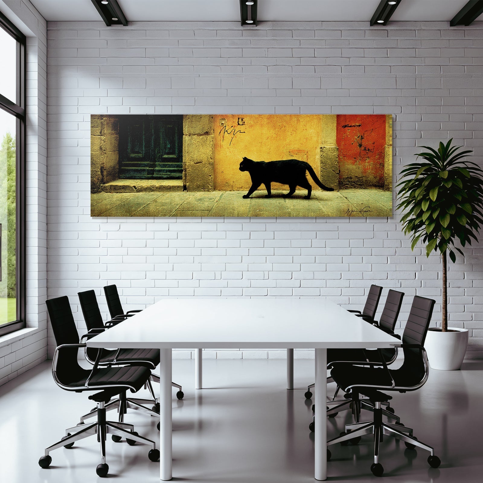 Schwarze Katze Auf Kopfsteinpflaster Vor Alter Tür