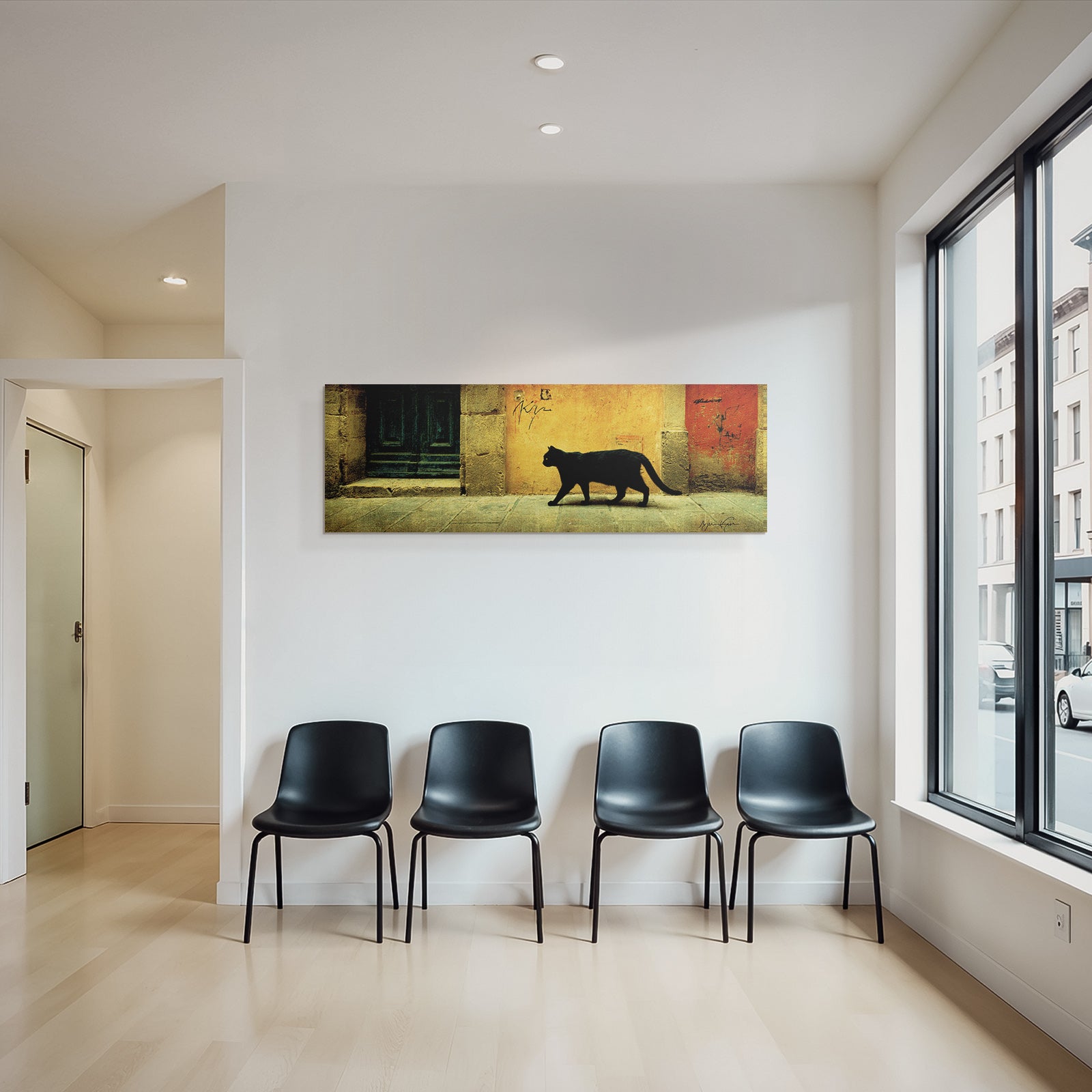 Schwarze Katze Auf Kopfsteinpflaster Vor Alter Tür