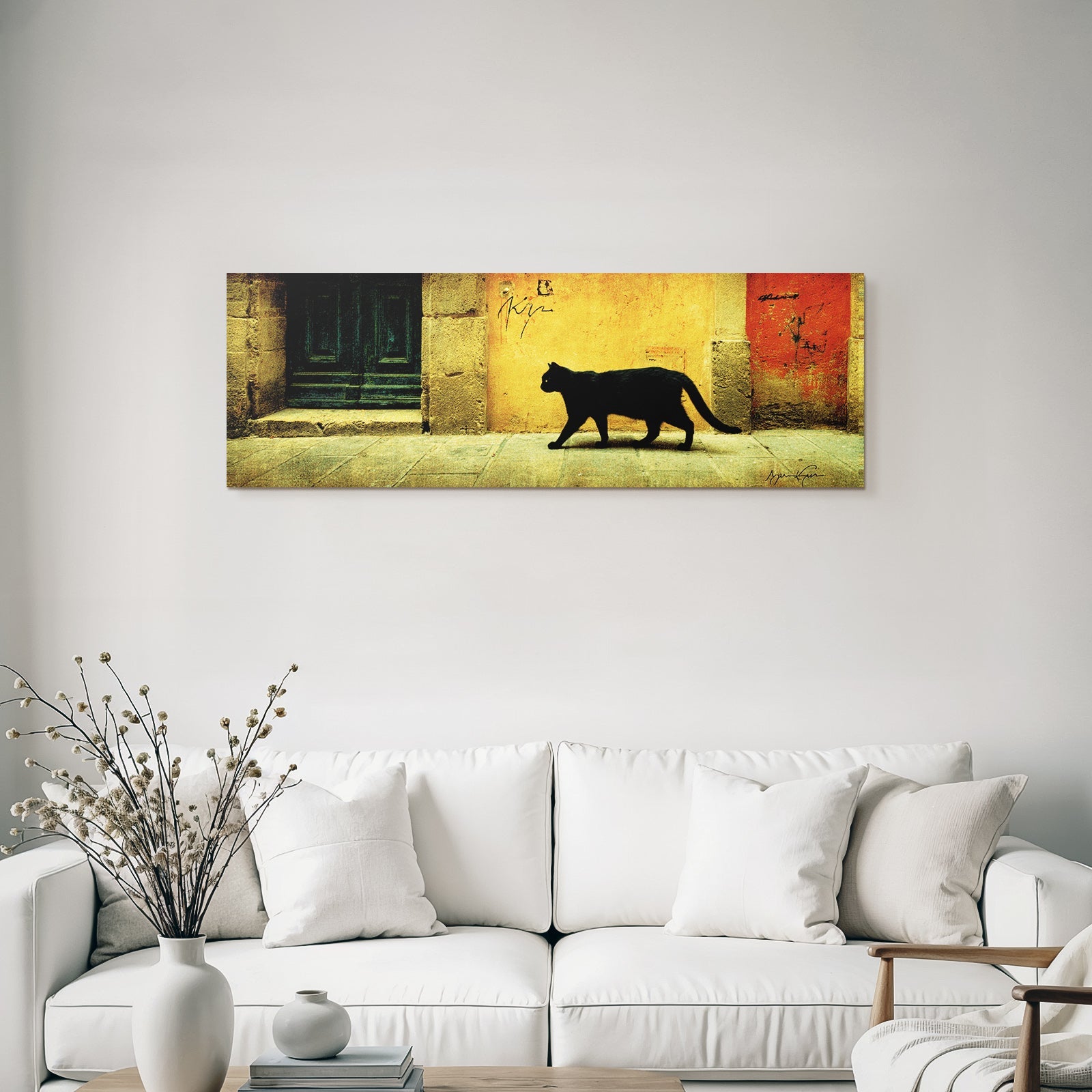 Schwarze Katze Auf Kopfsteinpflaster Vor Alter Tür