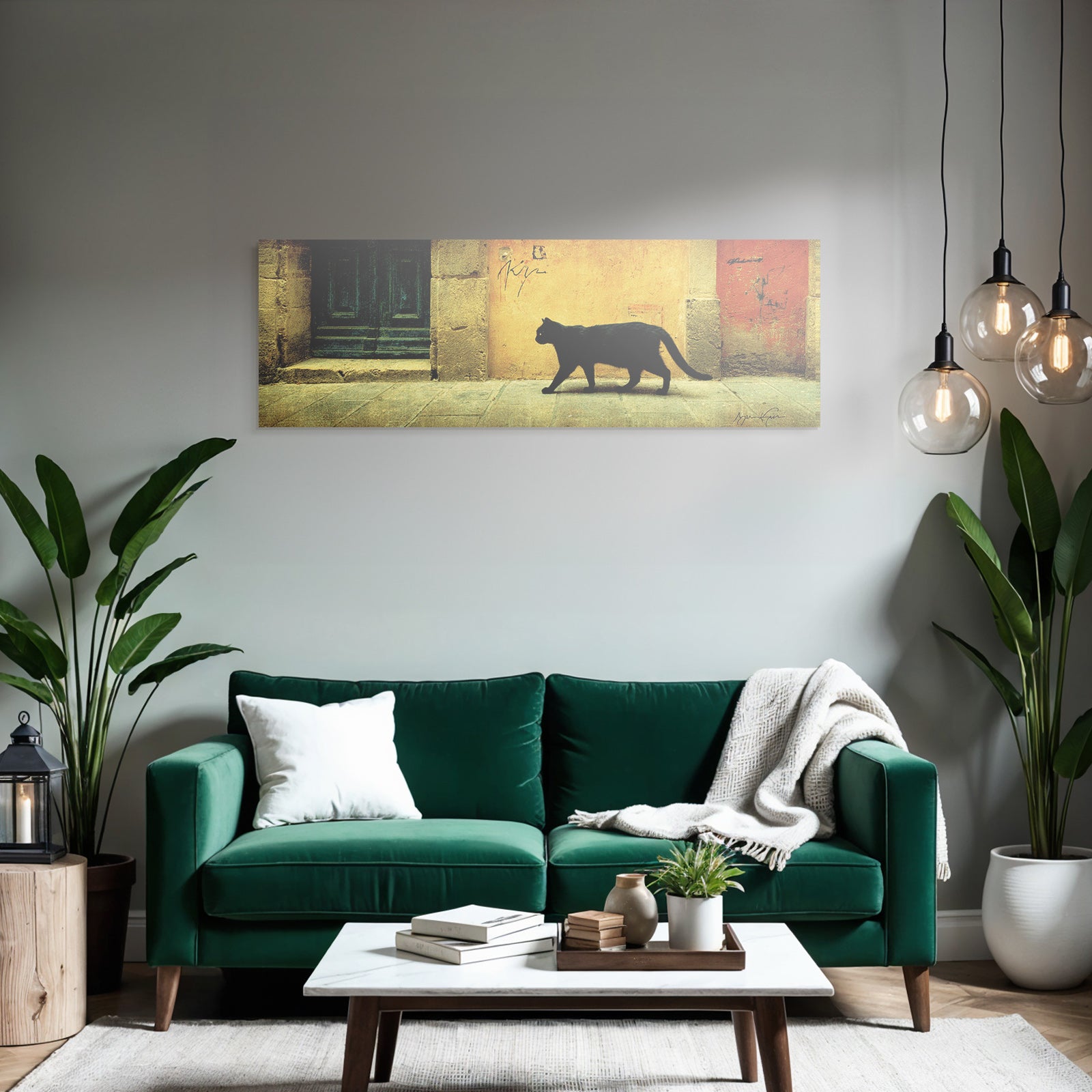 Schwarze Katze Auf Kopfsteinpflaster Vor Alter Tür