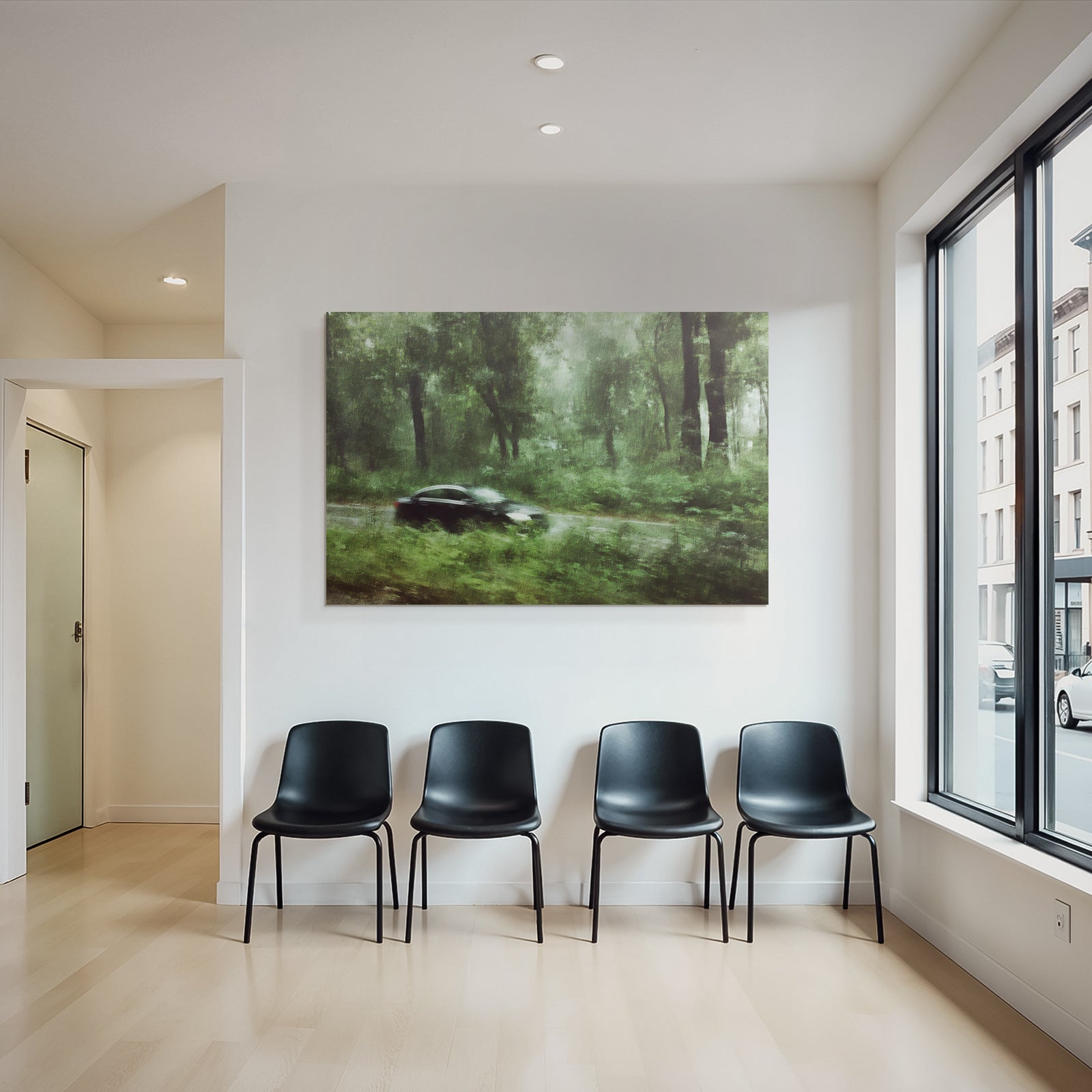 Schwarzes Auto Durch Nebligen Grünen Wald