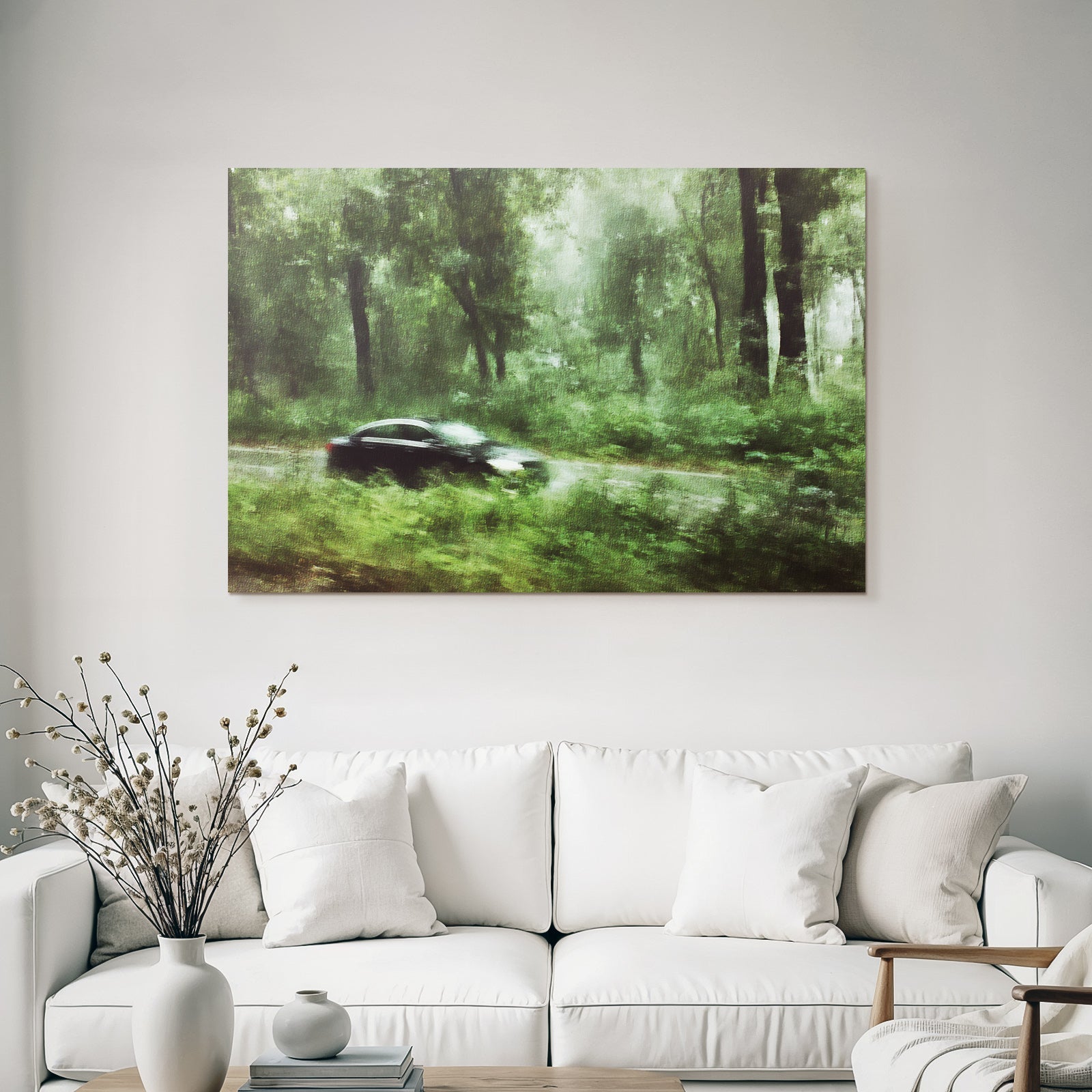 Schwarzes Auto Durch Nebligen Grünen Wald