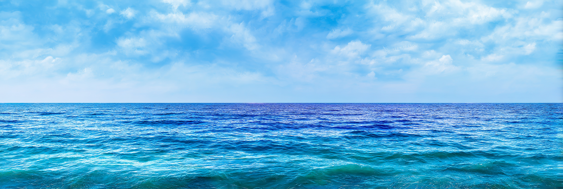 Ruhiger Ausblick Auf Das Meer Mit Klaren Blaue Wassern Und Himmel Mit Wolken | Seen und Unterwasserwelten | Landschaften