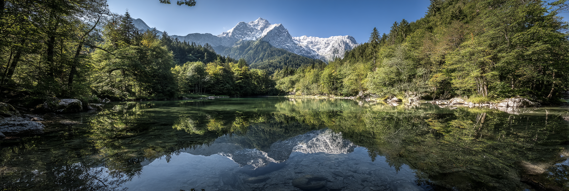 Schöne Natur Landschaft See Umgeben Von Grünen Baeumen Und Bergen | Seen und Unterwasserwelten | Landschaften