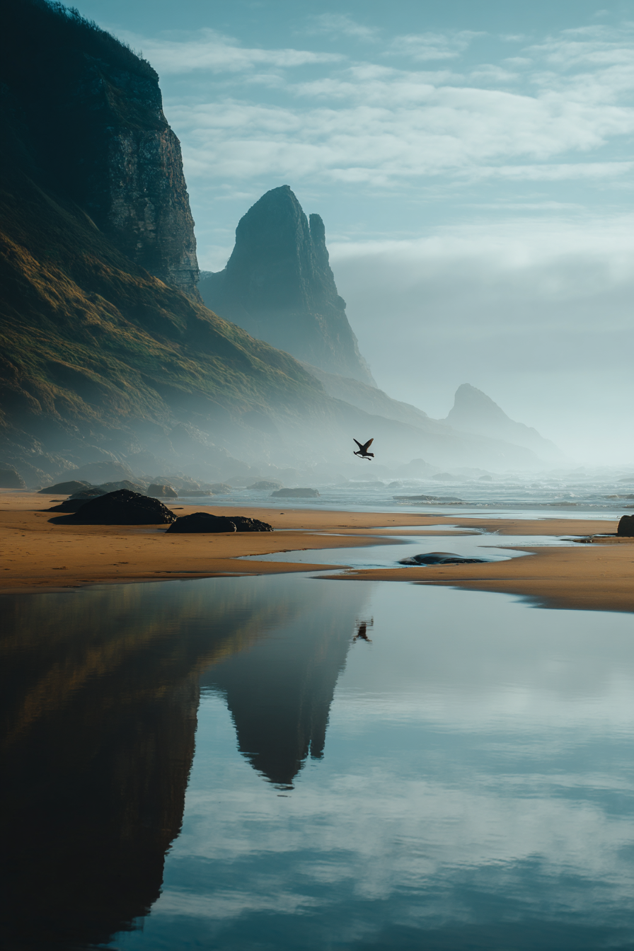Ruhige Küstenlandschaft Mit Nebel Und Klippen Reflexion Im Wasser | Straende und Kuesten | Landschaften