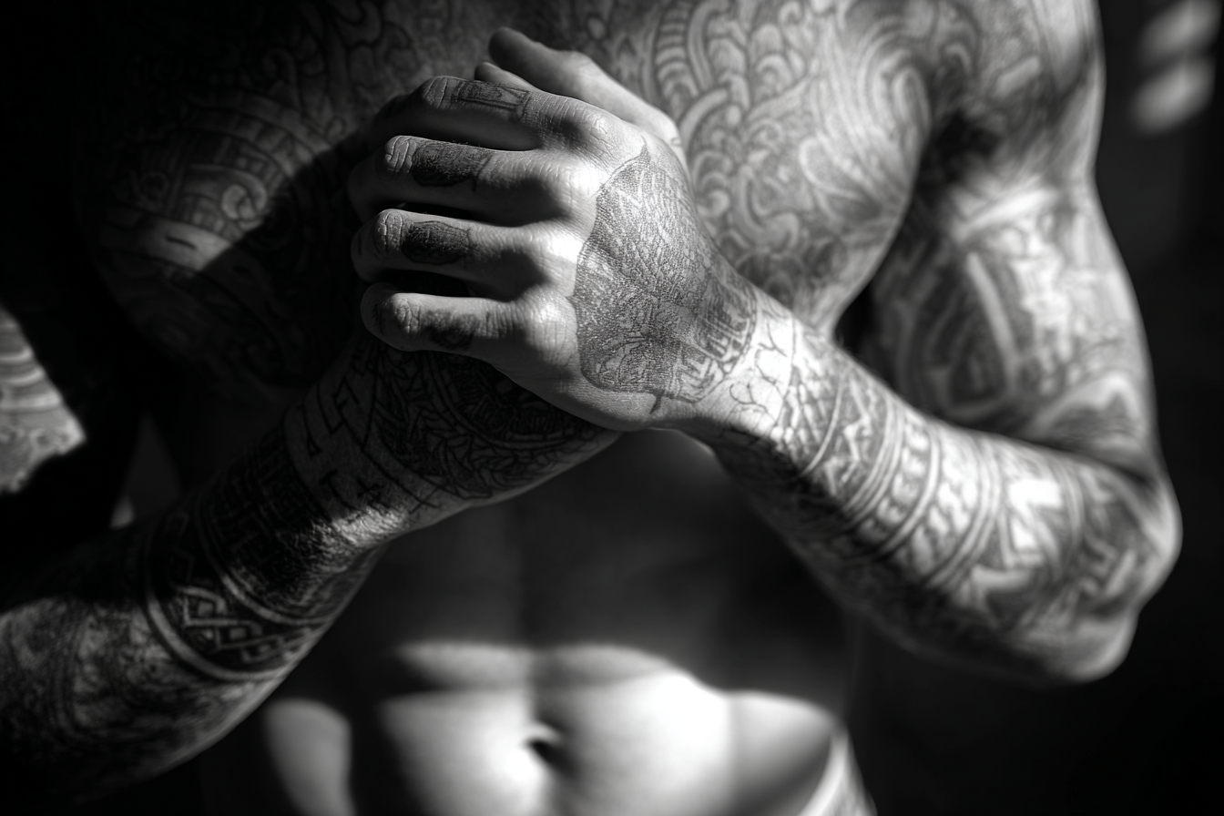 Schwarz Weiss Foto Von Tattowierungen Und Händen Gefaltet | Mode und Stil | Menschen und Emotionen