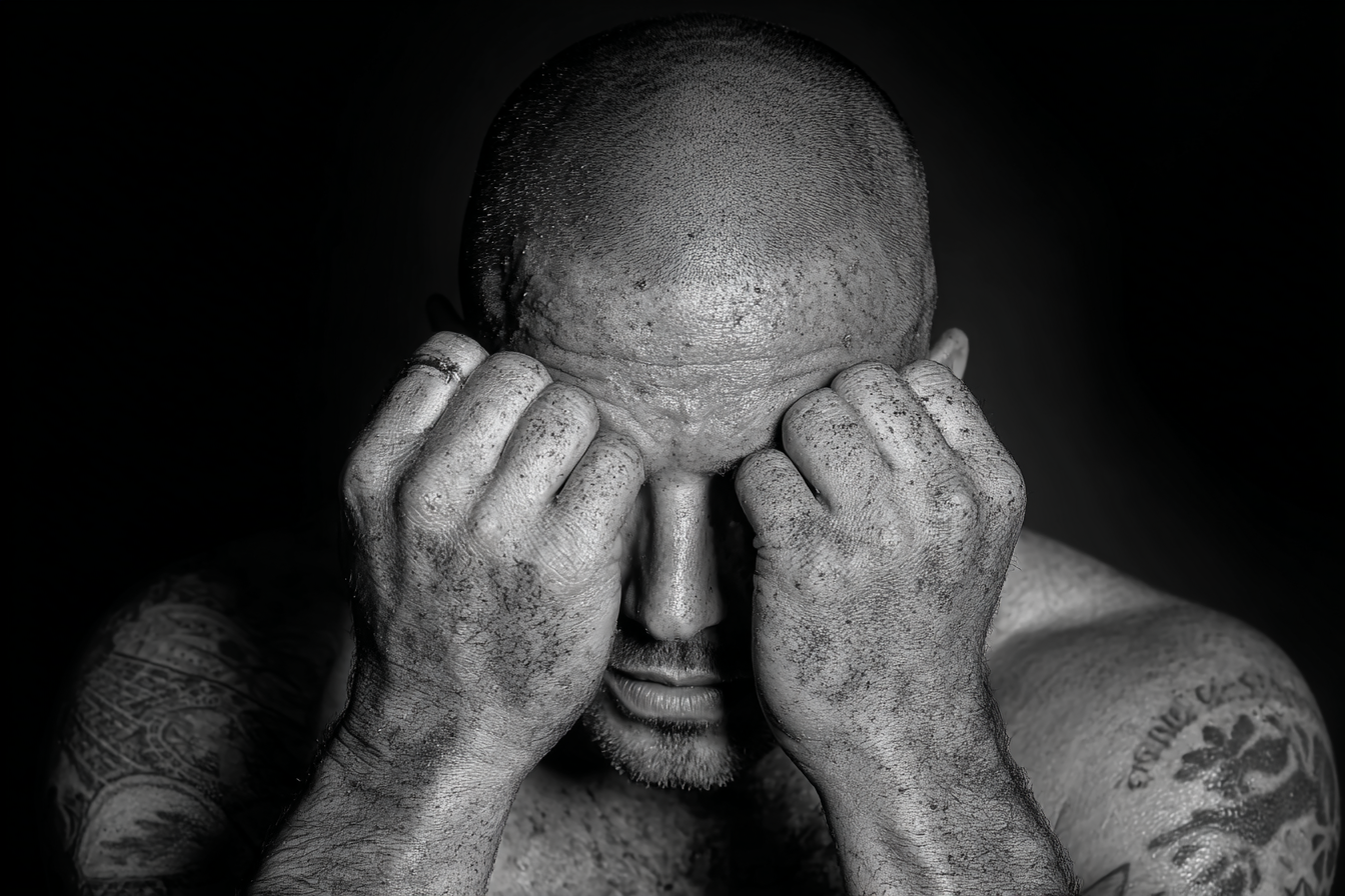 Schwarzweiss Portrait Shaved Head Hands Over Face Dirty Hands Introspektion Dramatik | Mode und Stil | Menschen und Emotionen