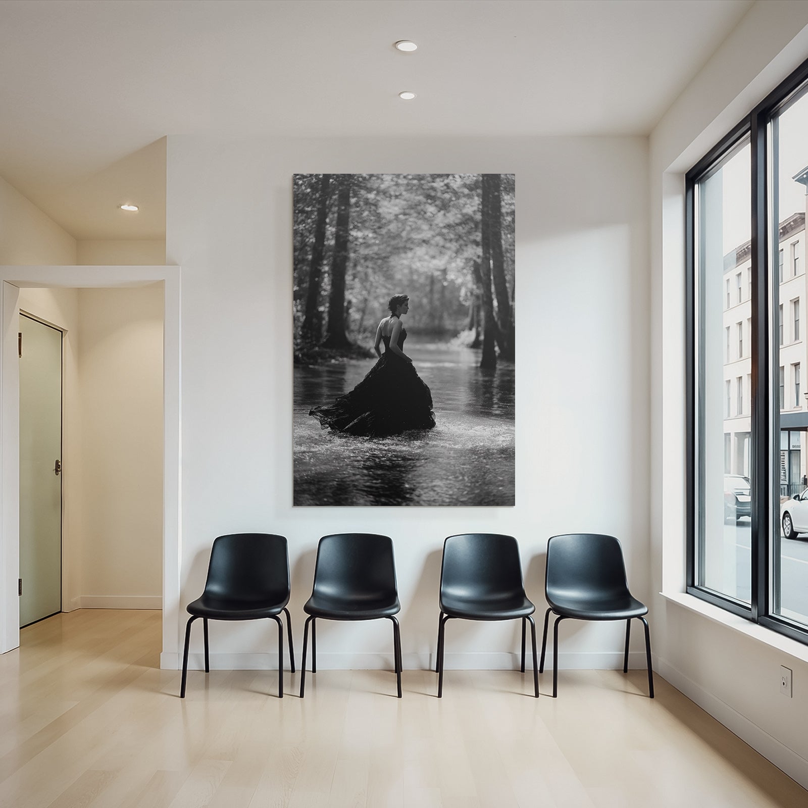 Silhoütte Einer Frau Im Langen Schwarzen Kleid Über Schattiges Wasser