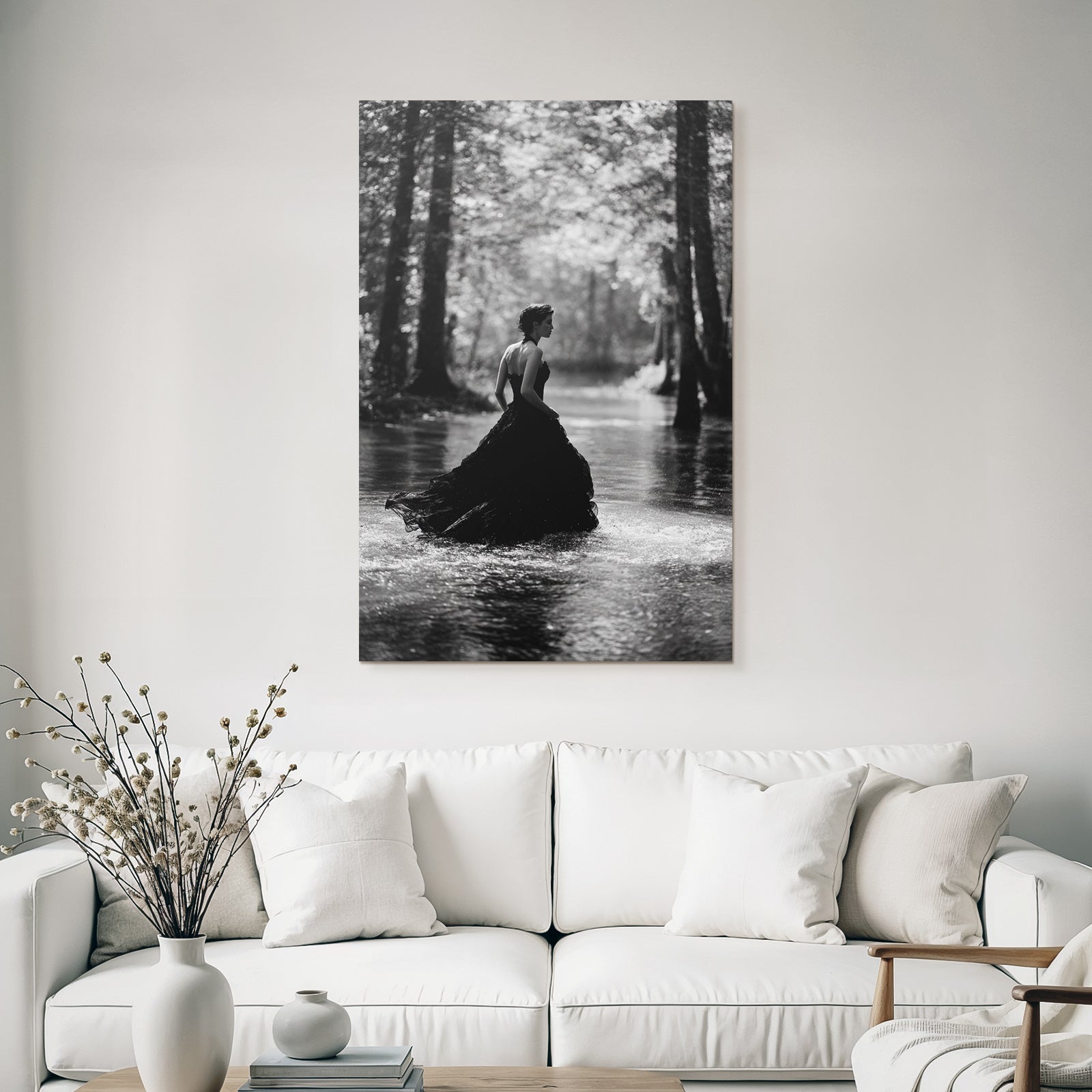 Silhoütte Einer Frau Im Langen Schwarzen Kleid Über Schattiges Wasser