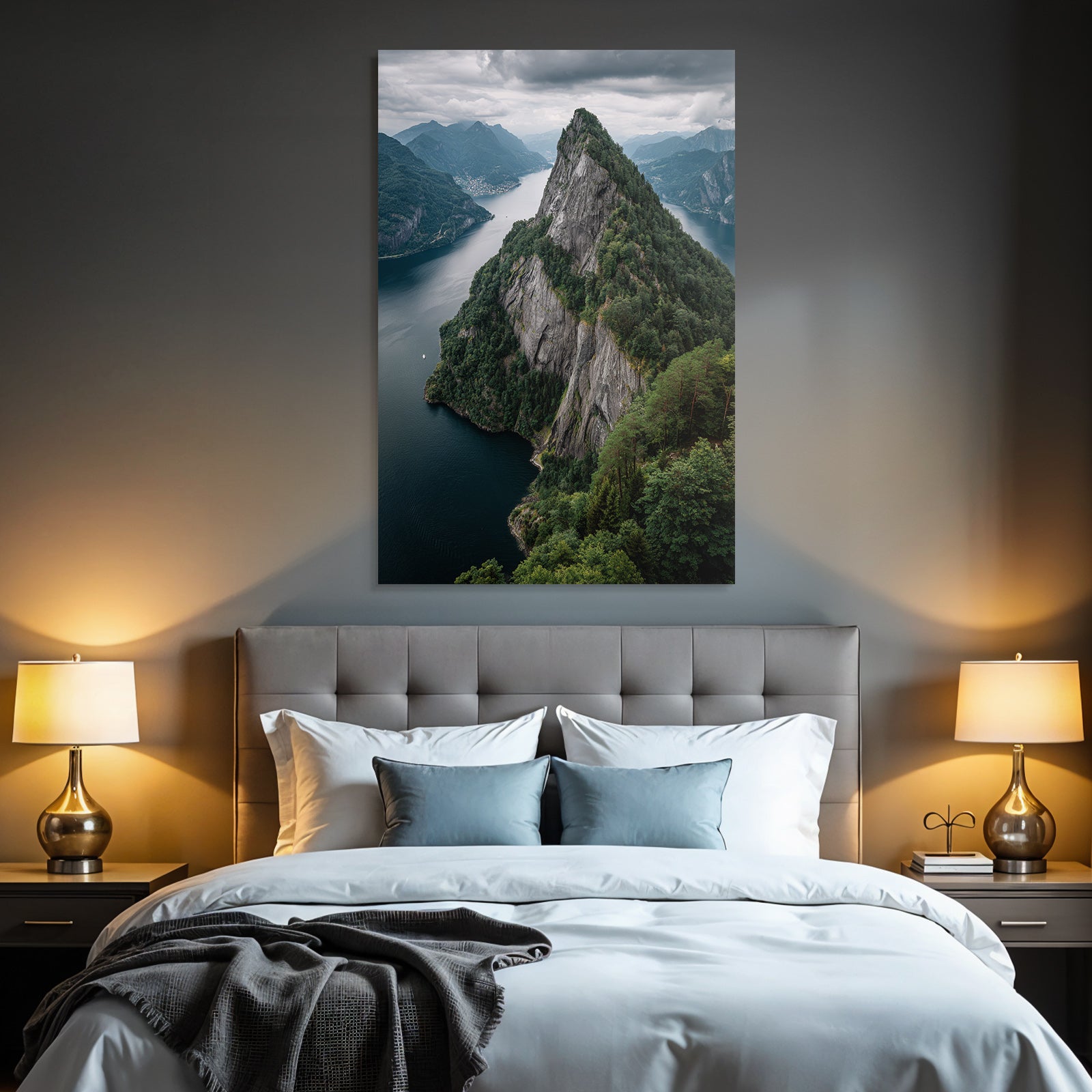 Dramatische Berglandschaft Mit Felsen Und Wasser Umgeben Von Grünem Mistiger Himmel