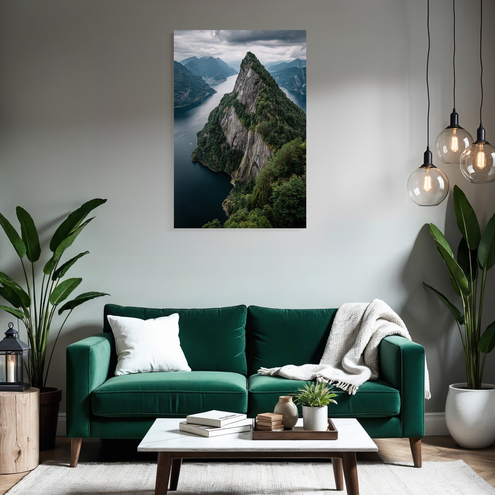 Dramatische Berglandschaft Mit Felsen Und Wasser Umgeben Von Grünem Mistiger Himmel