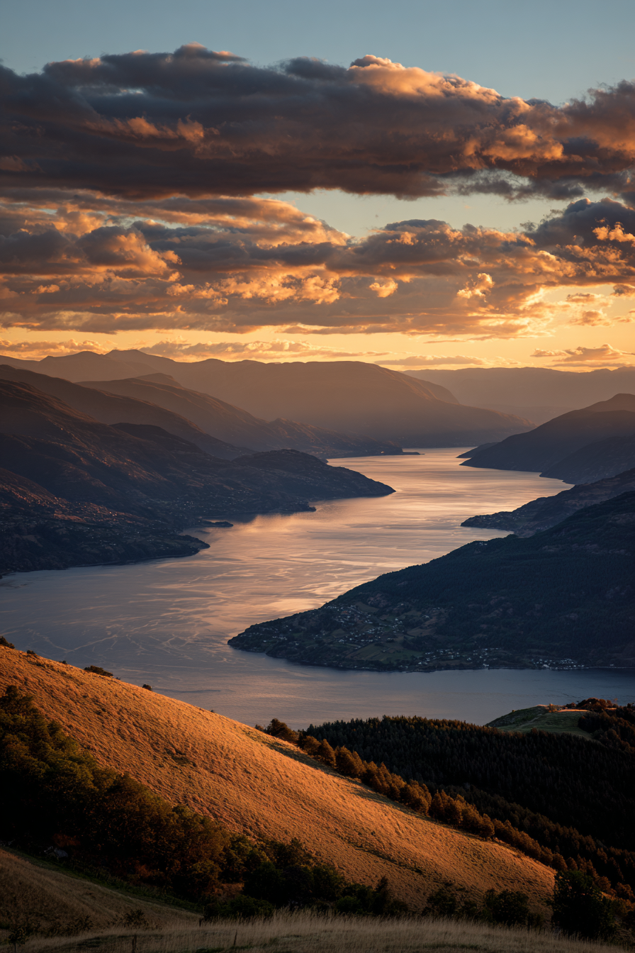 Friedliche Berglandschaft Bei Sonnenuntergang | Reisen und Outdoor | Themen und Hobbys