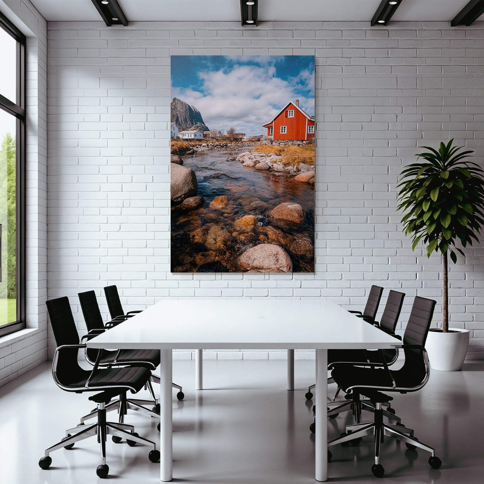 Idyllische Landschaft Mit Rotem Holzhaus Und Stream In Den Bergen
