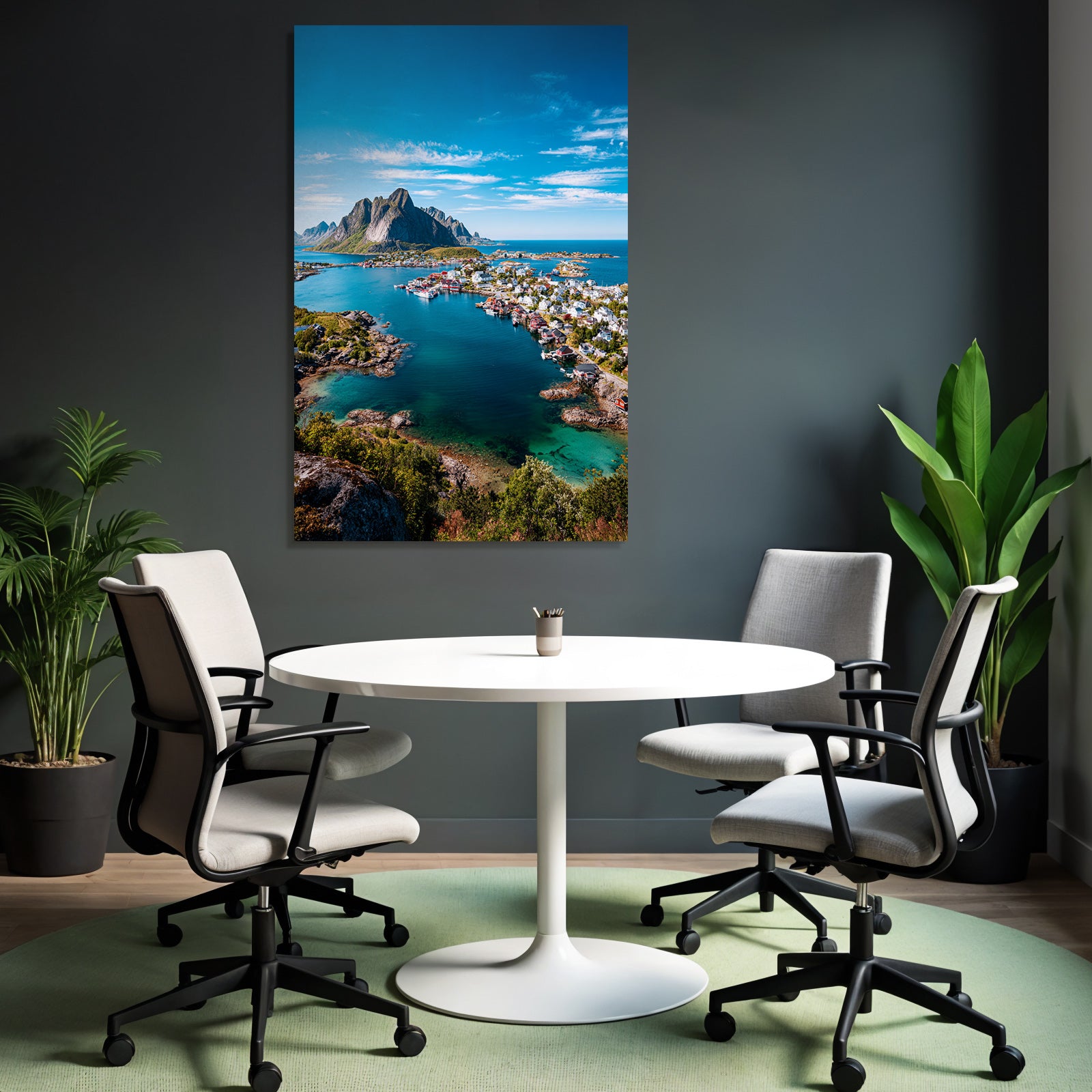 Küstenlandschaft Mit Bunten Haeusern Und Felsbergen