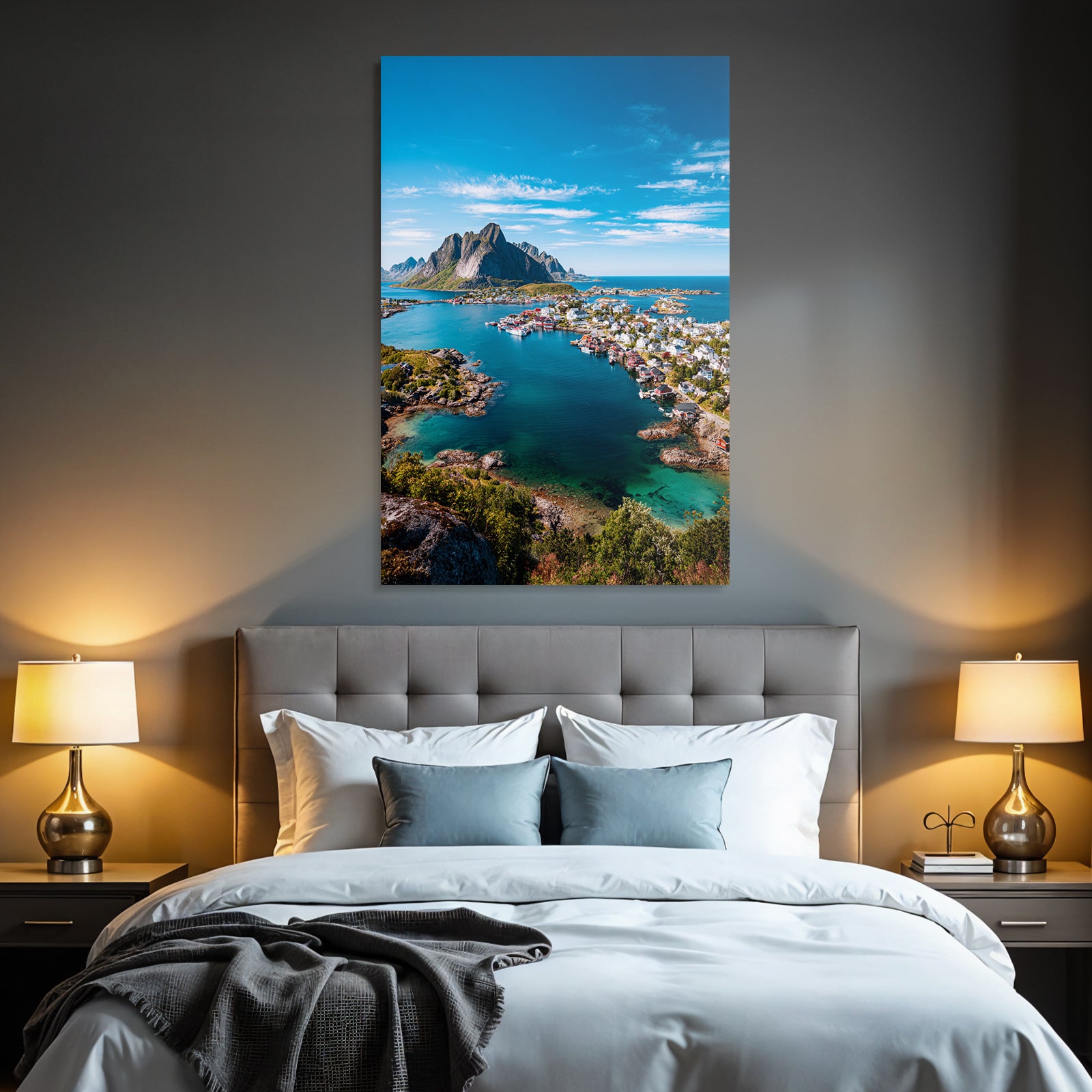 Küstenlandschaft Mit Bunten Haeusern Und Felsbergen