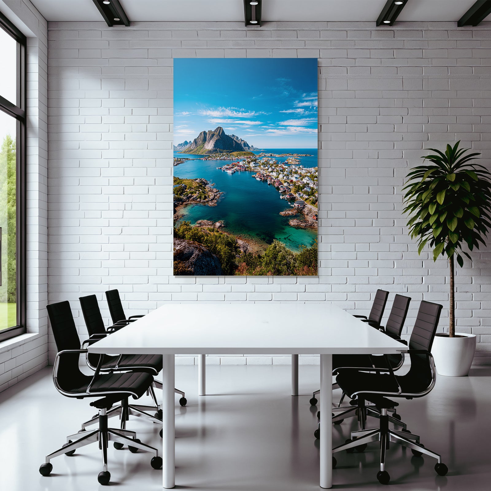 Küstenlandschaft Mit Bunten Haeusern Und Felsbergen