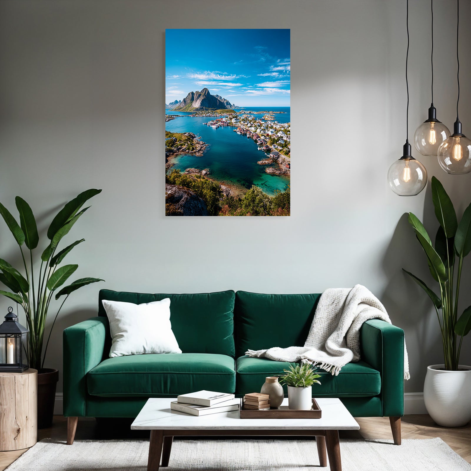 Küstenlandschaft Mit Bunten Haeusern Und Felsbergen
